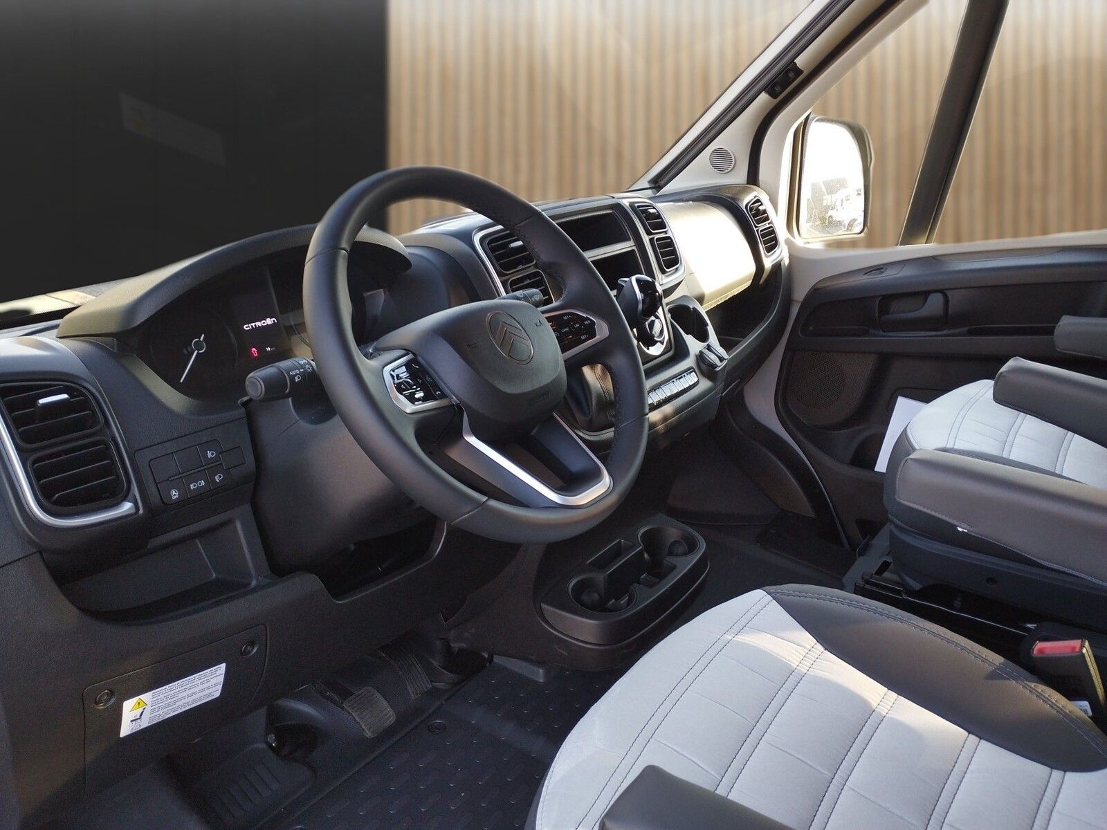 Fahrzeugabbildung Sunlight Adventure Cliff 640 Automatik, Dörr Edition, LTE
