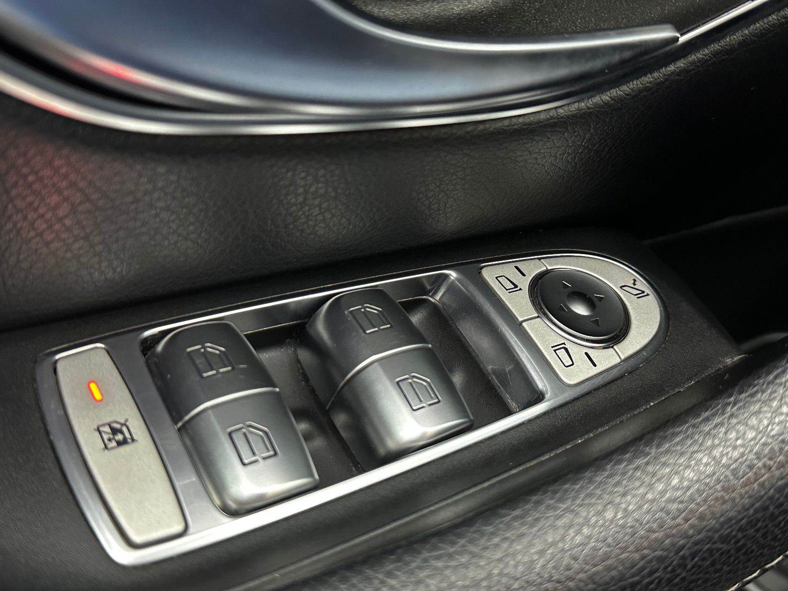 Fahrzeugabbildung Mercedes-Benz E 350d AMG-LINE/WIDESCREEN/360°KAM/PANO/E43 Opt.