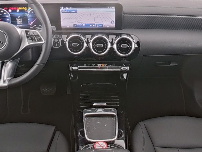 Fahrzeugabbildung Mercedes-Benz CLA 200 Progressive Line *LED*Kamera*CarPlay*SHZ