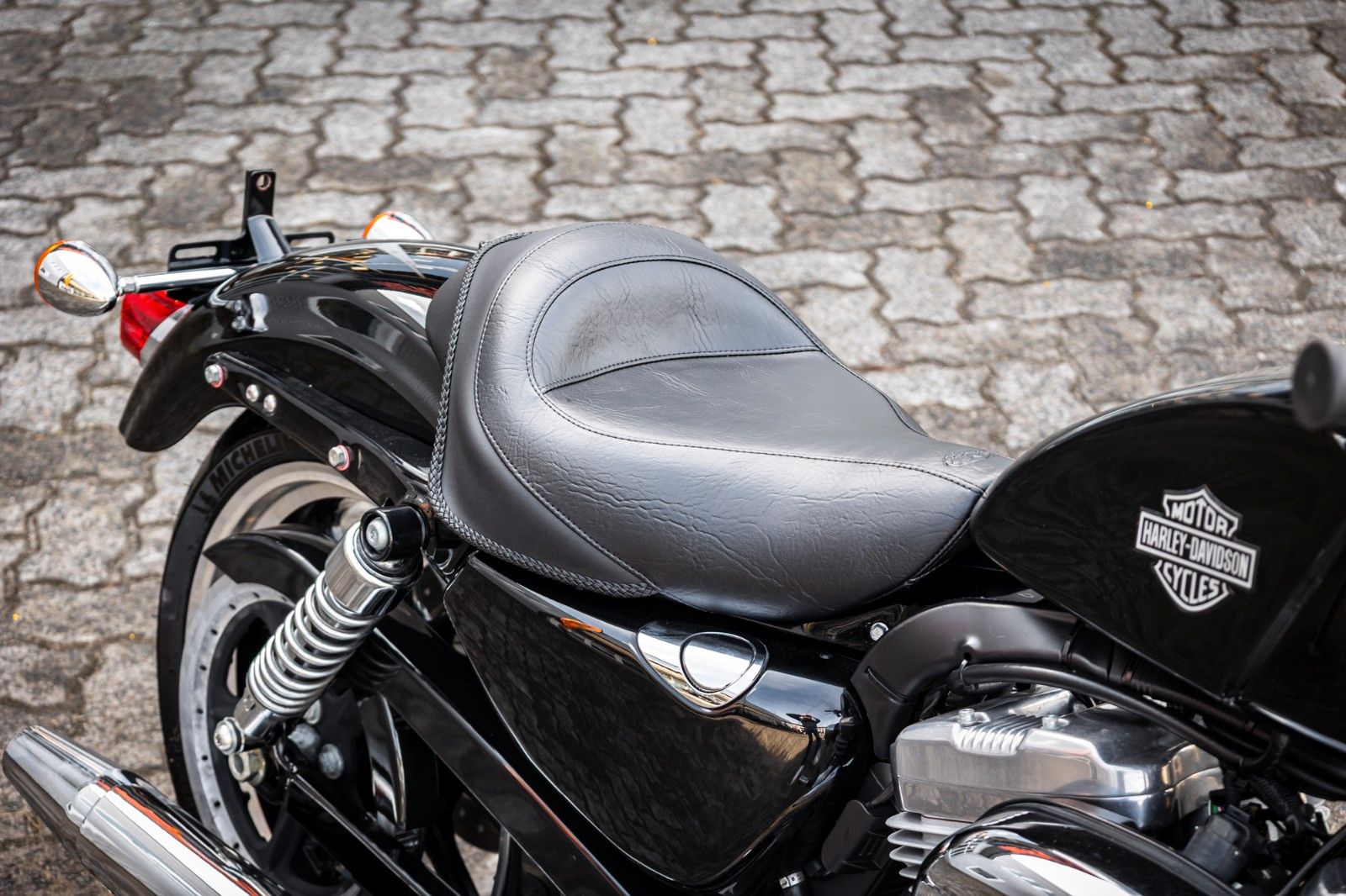 Fahrzeugabbildung Harley-Davidson XL883L SUPERLOW SPORTSTER - VIVID BLACK