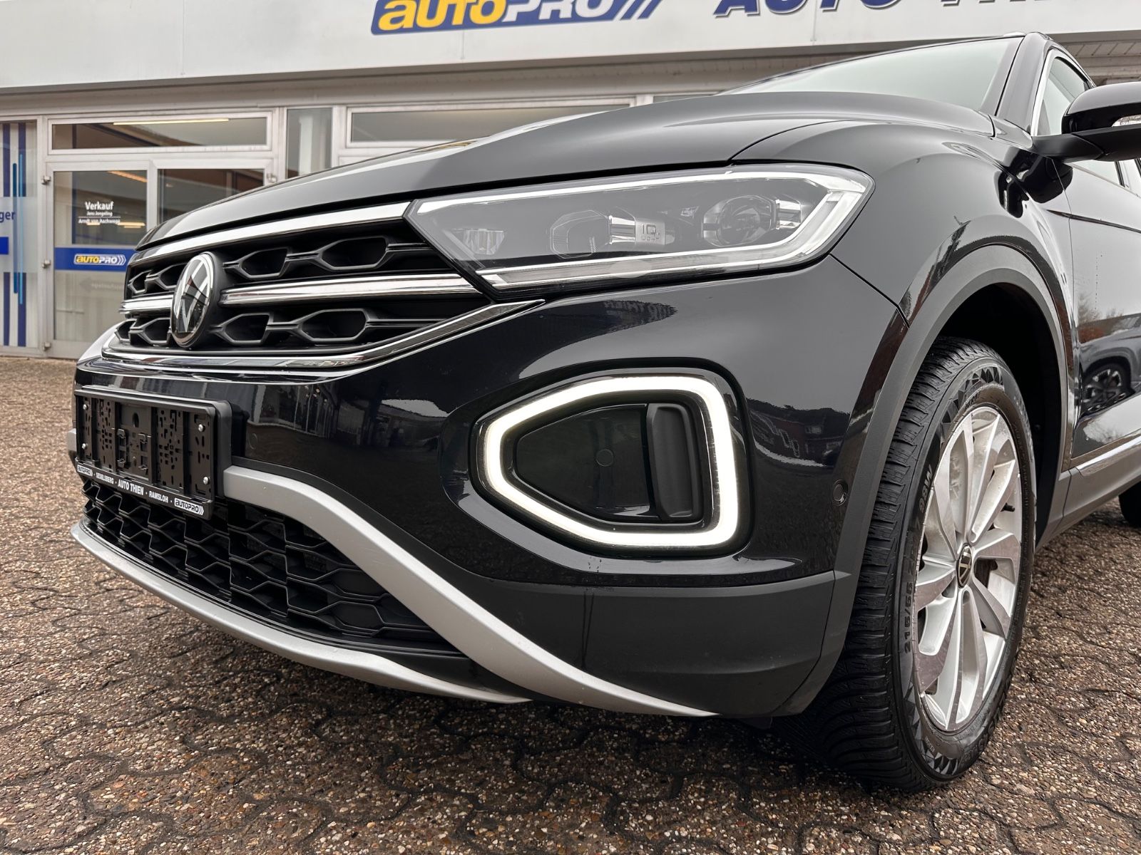 Fahrzeugabbildung Volkswagen T-Roc 1.5 TSI Style DSG AHK/ACC/LED/APP/SHZG/GJR