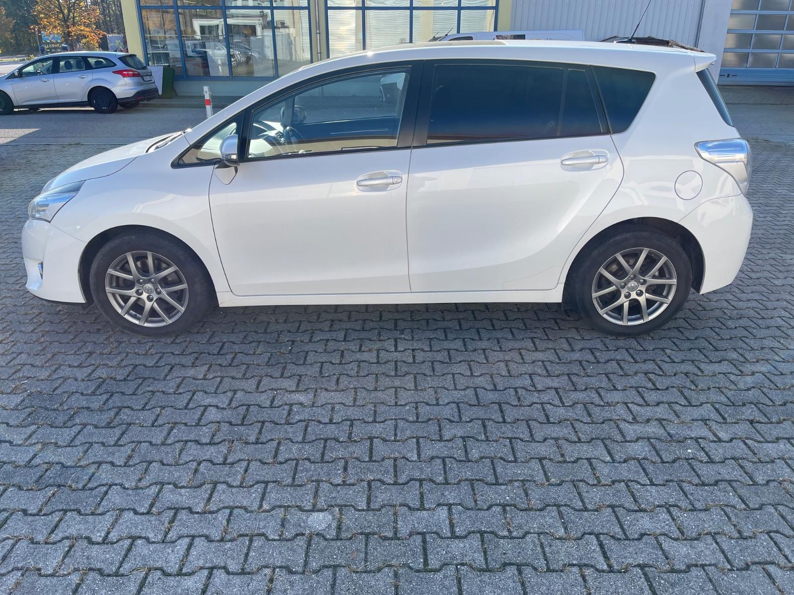 Toyota Verso 2014 — салон