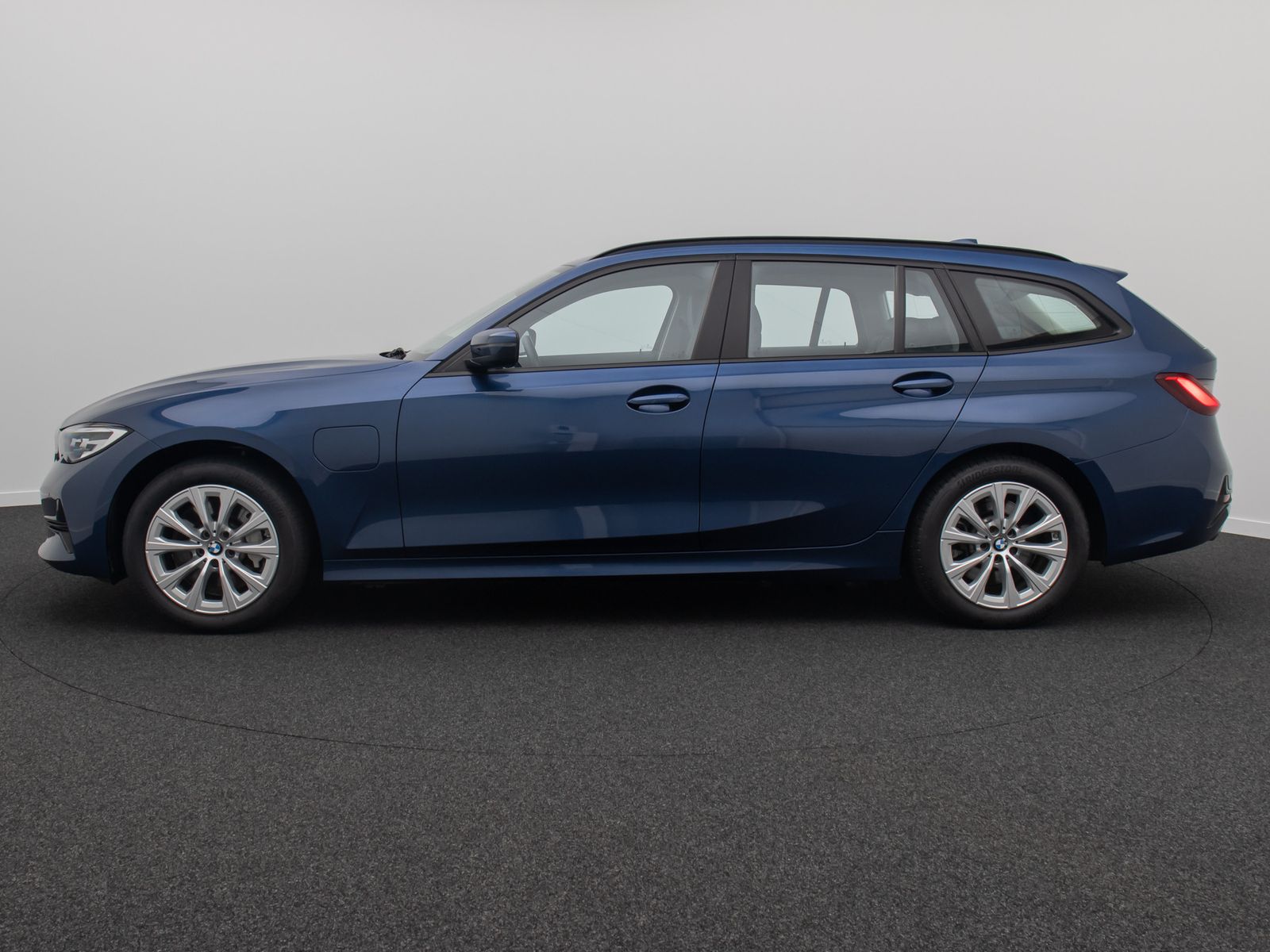 Fahrzeugabbildung BMW 330e xD Alarm DAB Komfort WLAN PDC Sport Leder