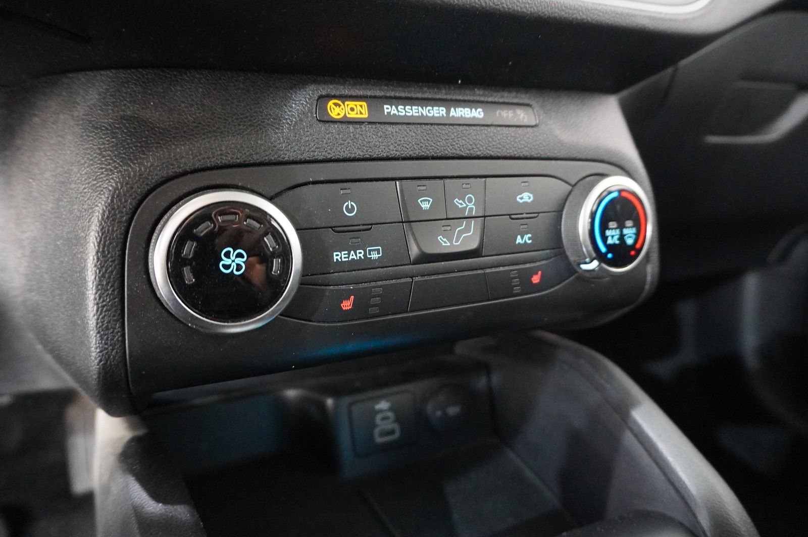 Fahrzeugabbildung Ford Focus Turnier 1.5D COOL & CONN. NAVI/LED/KAMERA