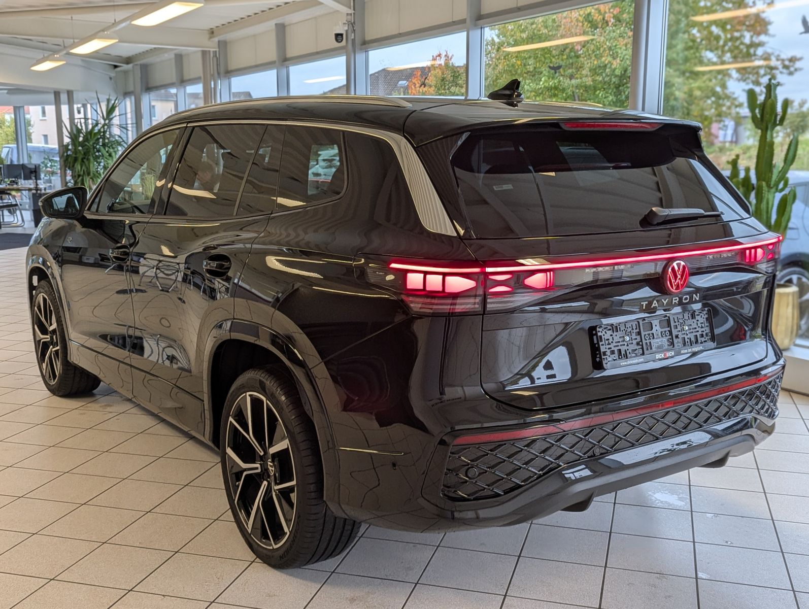 VW Tayron 2.0 4M R-Line Launch Pano Matrix AHK 20" - Image 5