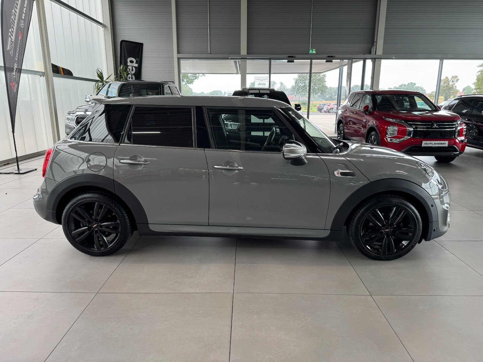 Fahrzeugabbildung MINI Cooper D 5-trg. "LED Navigation PDC Sportsitze"