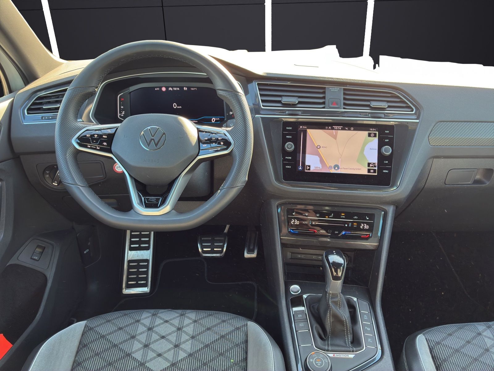 Fahrzeugabbildung Volkswagen Tiguan TDI R-Line DSG 4M Matrix Navi AID ACC RFK