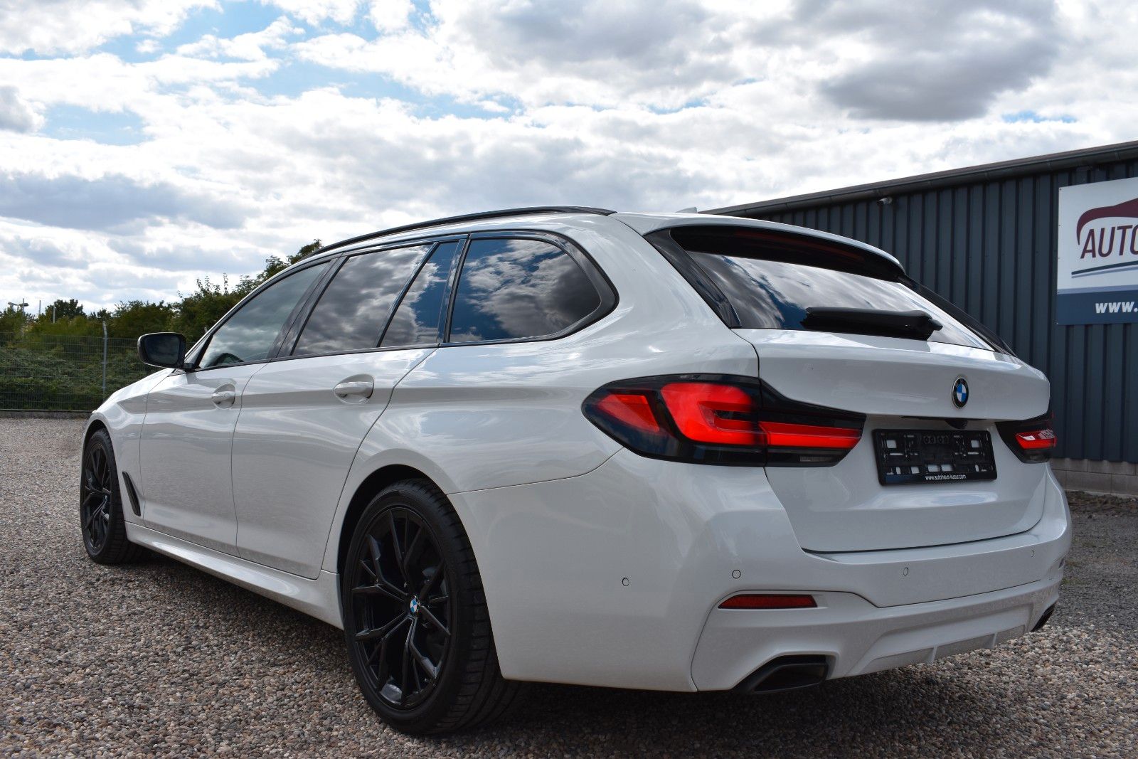 Fahrzeugabbildung BMW BMW 520d Touring  xDrive/M Sport/Anhänger/Shadow