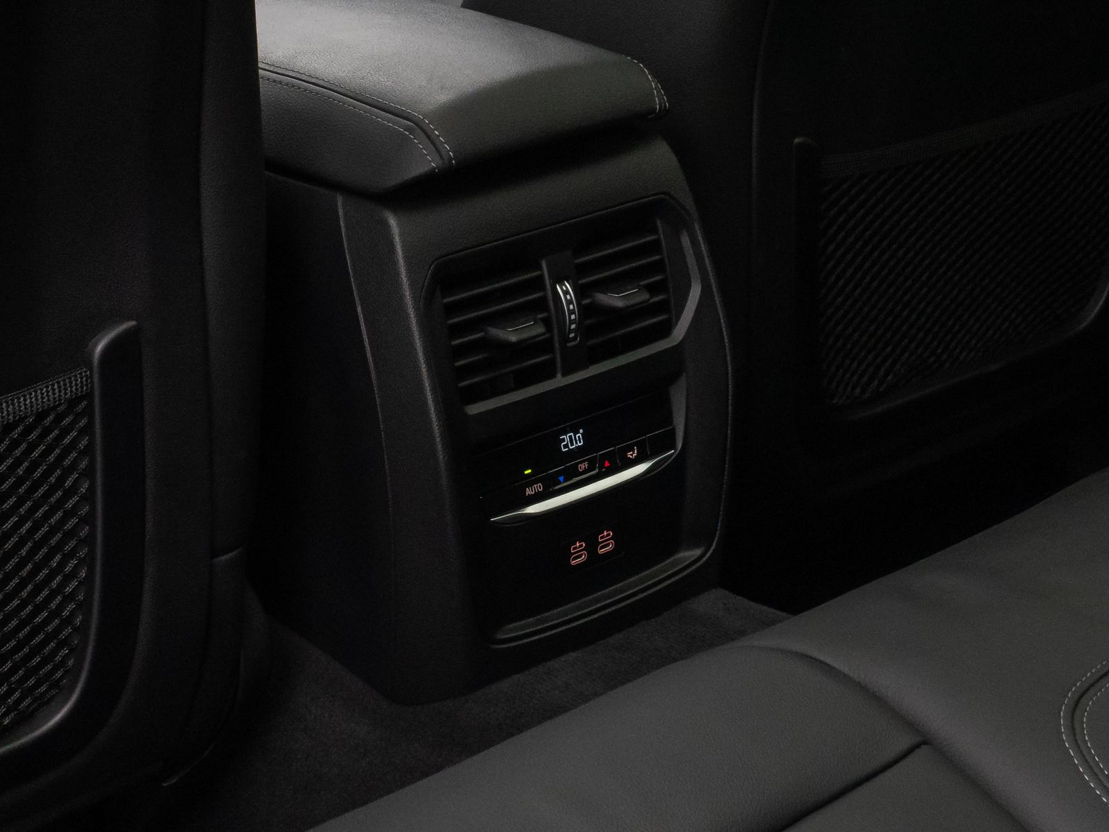 Fahrzeugabbildung BMW 330e Panorama Kamera HUD DAB HiFi AHK Sport Lede