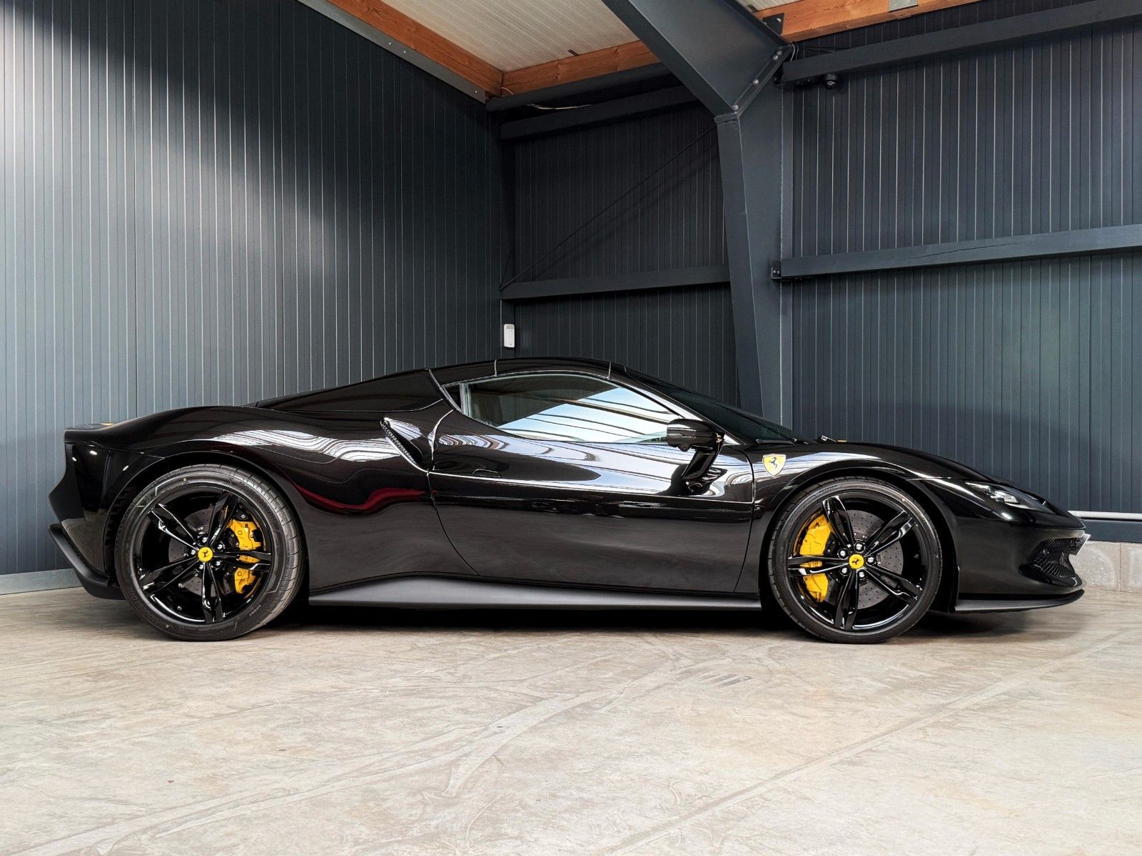 Fahrzeugabbildung Ferrari 296 GTS + Nero Extracampione + Racing Seats