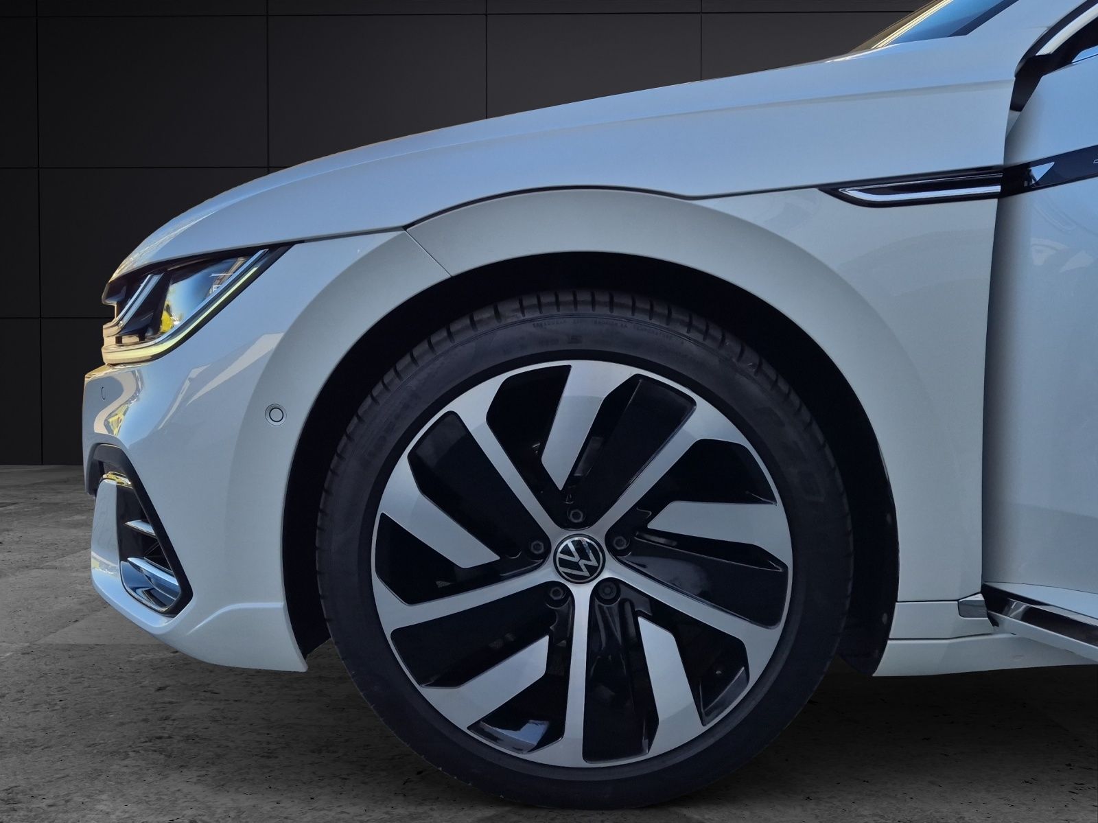 Fahrzeugabbildung Volkswagen Arteon SB TSI R-Line DSG Matrix AHK Navi AID ACC