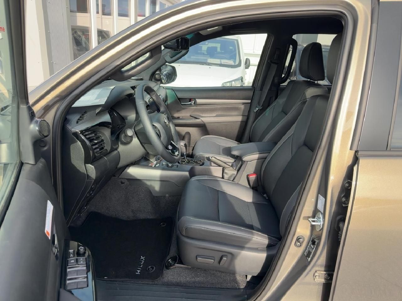 Fahrzeugabbildung Toyota Hilux 2,8 Double Cab Invincible 4x4*JBL+AHK+WKR*