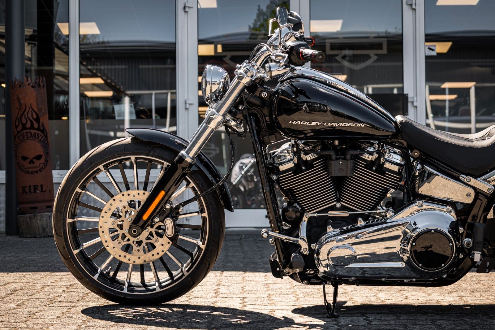 Fahrzeugabbildung Harley-Davidson BREAKOUT FXBR 117 ci - Jekill & Hyde