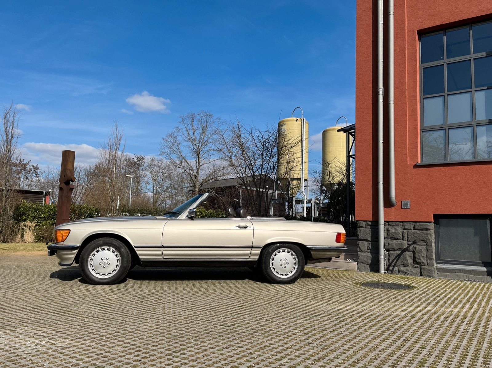 Fahrzeugabbildung Mercedes-Benz 560 SL