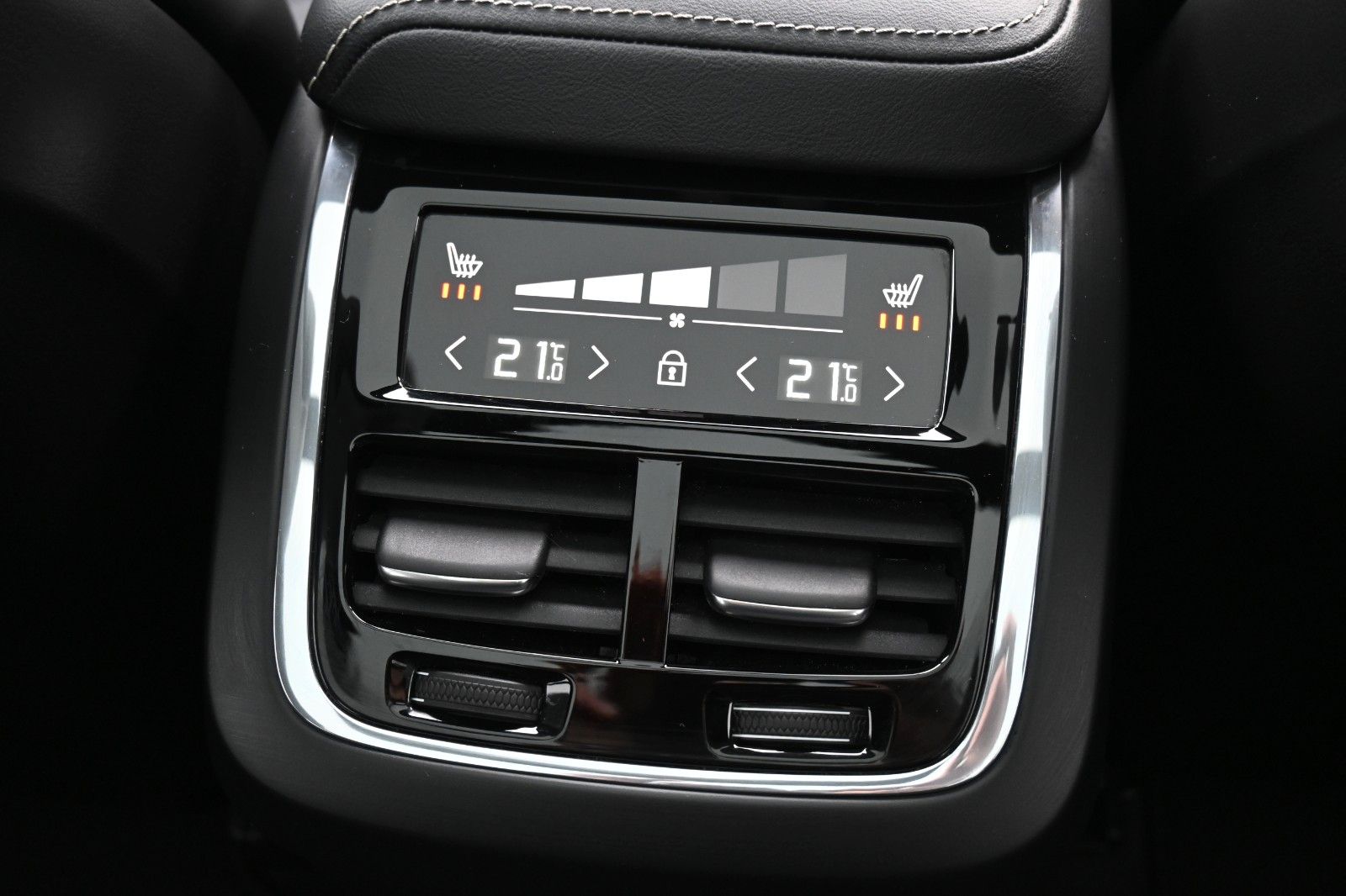 Fahrzeugabbildung Volvo XC60 B4 AWD Ultimate Dark*LED*PANO*STHZ*