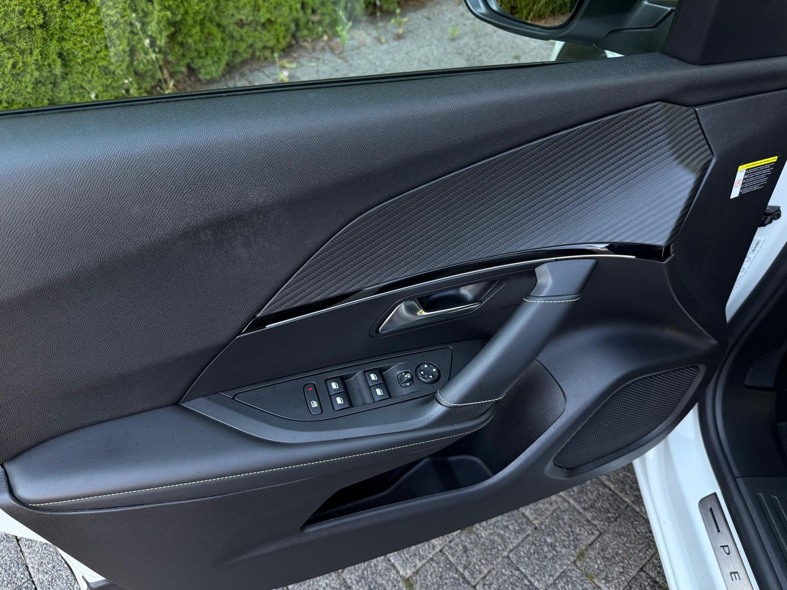 Fahrzeugabbildung Peugeot 2008 GT 1.5 Blue-HDI LED+NAV+KAM+PANO+AMBI+SHZ+