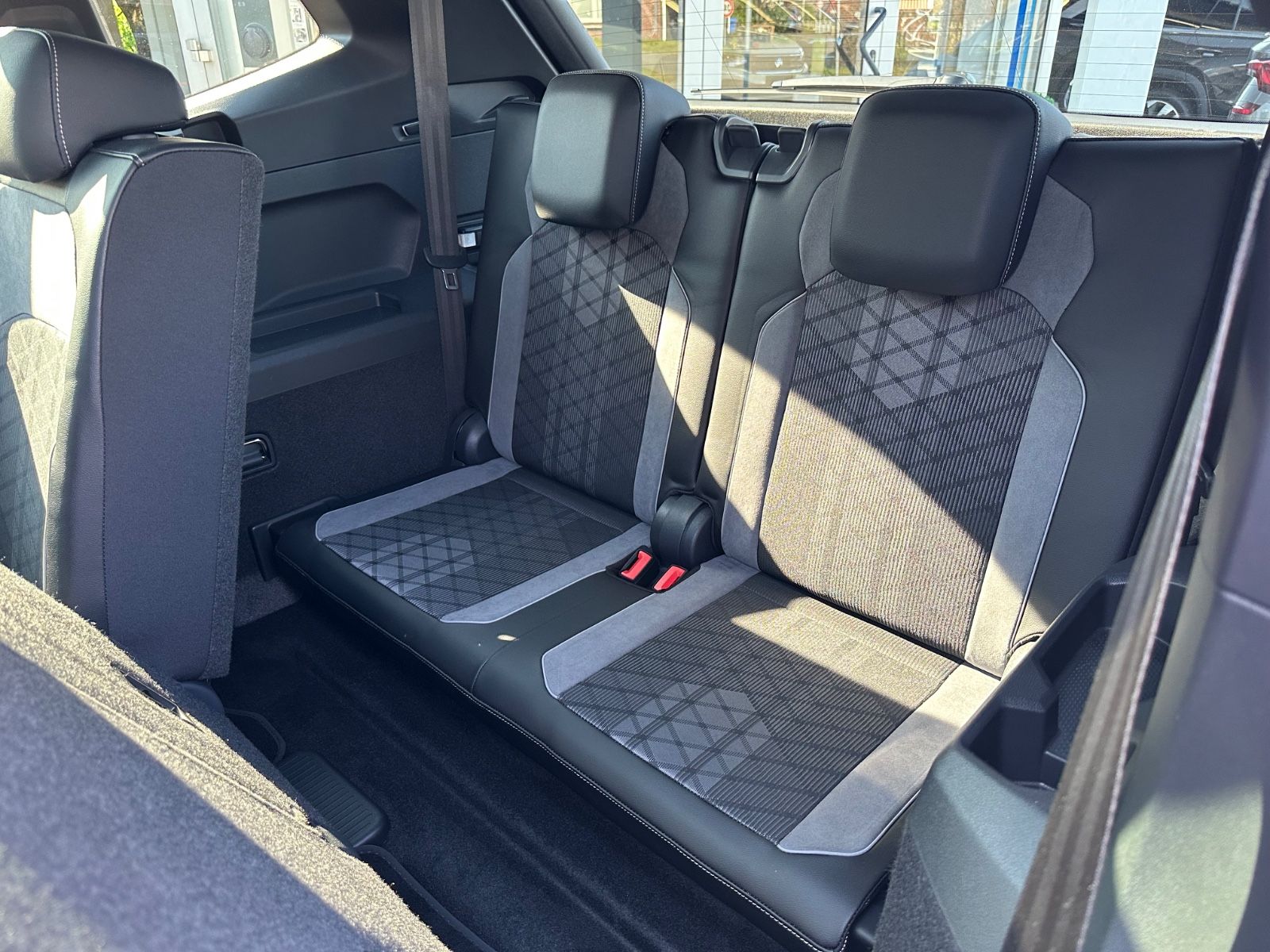 Fahrzeugabbildung Volkswagen Tiguan Allspace 2.0 TDI 4M R-Line Pano/AHK/7-Sit