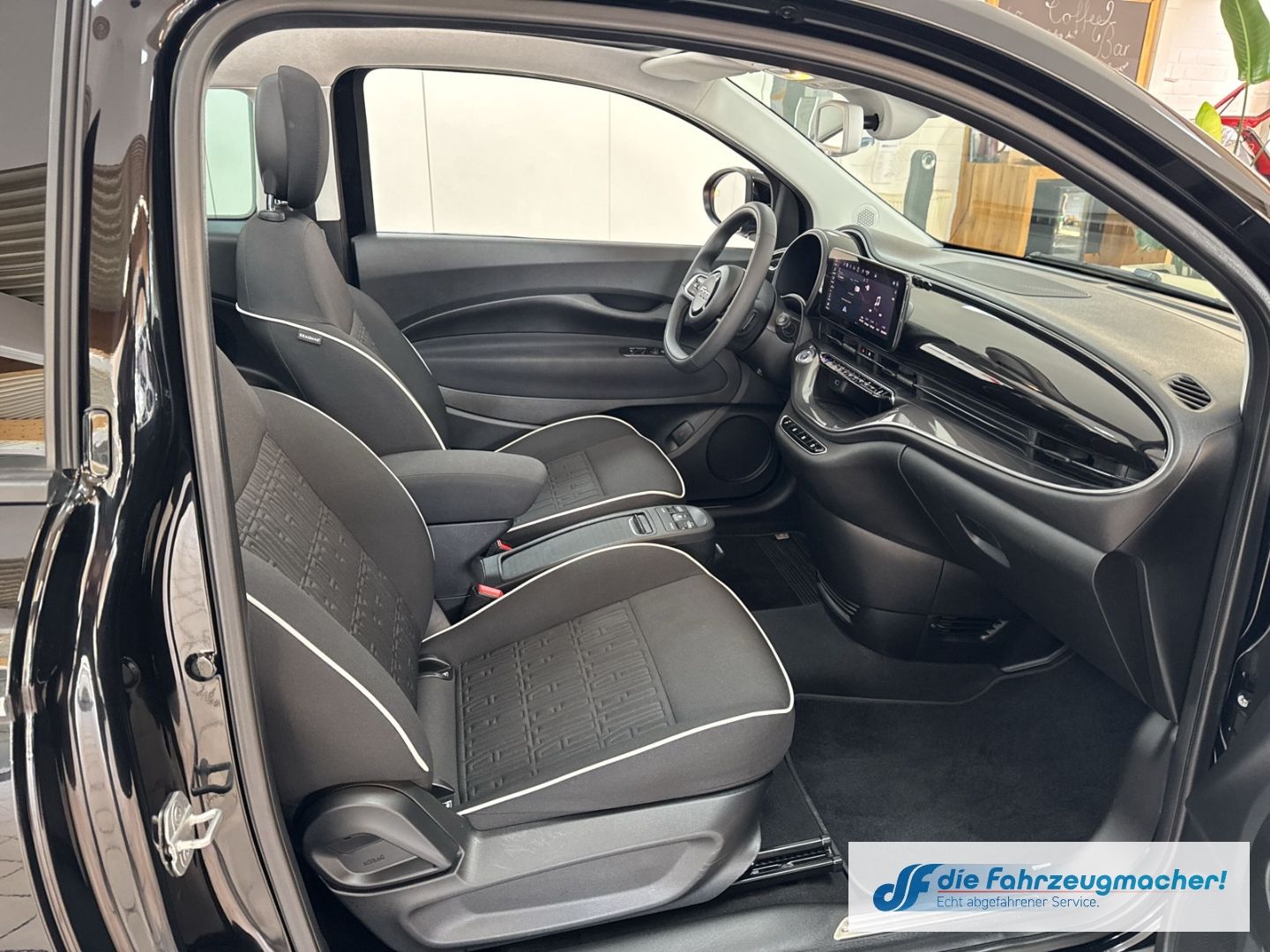 Fahrzeugabbildung Fiat 500 e Navi Soundsystem Apple CarPlay Android Au