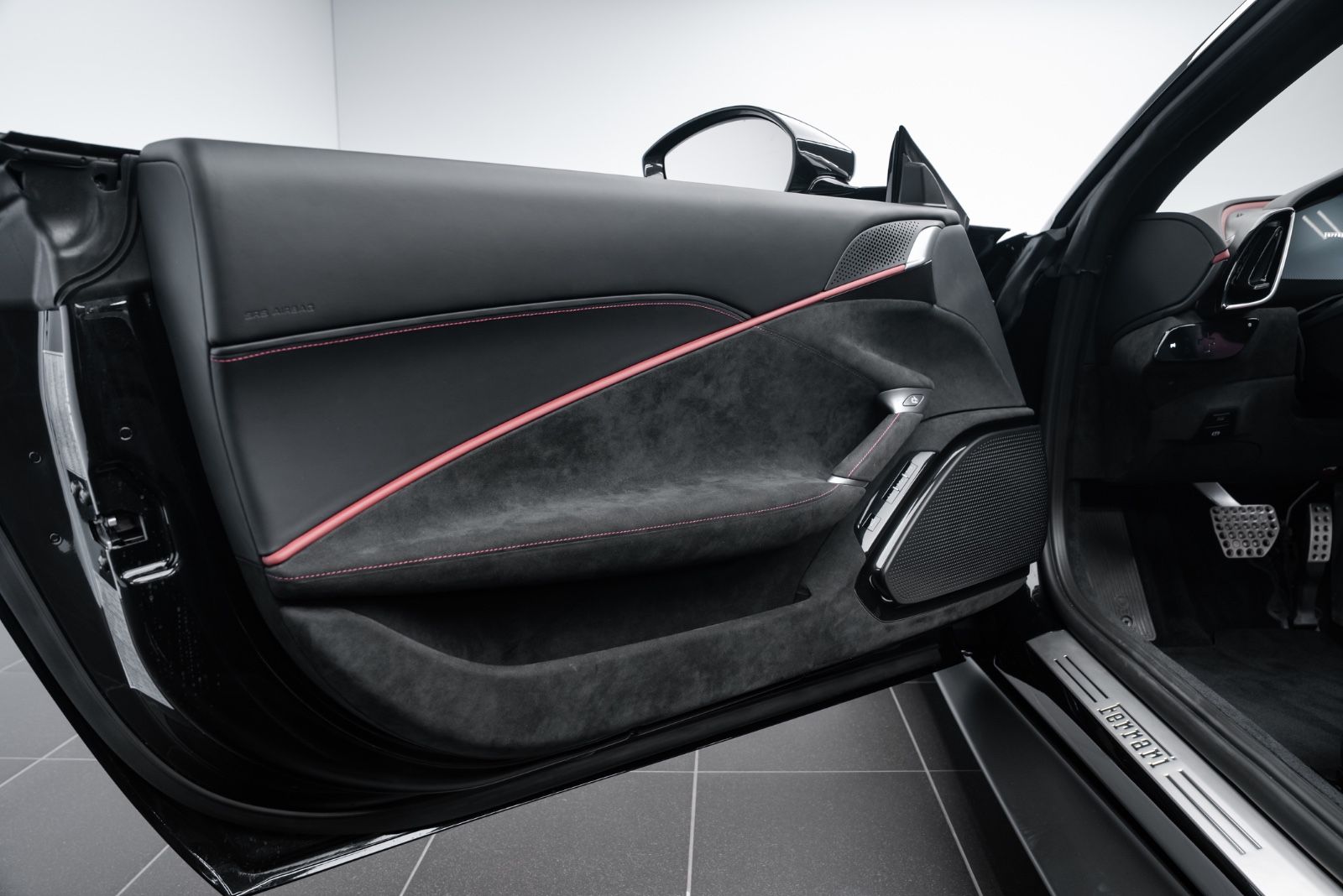 Fahrzeugabbildung Ferrari Roma Spider CARBON/DAYTONA/PASSENGER DISPLAY