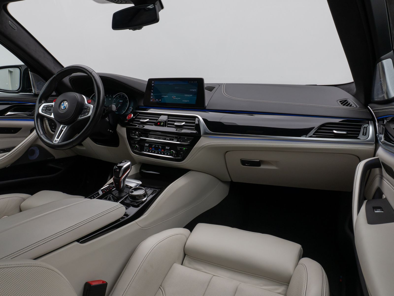 Fahrzeugabbildung BMW M5 xD 360°HUD DAB B&W SoftCl Massage Komfort