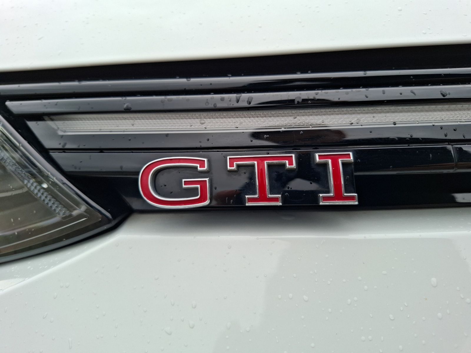 Fahrzeugabbildung Volkswagen Golf VIII GTI 1,99% Matrix AHK Navi AID RFK 19"