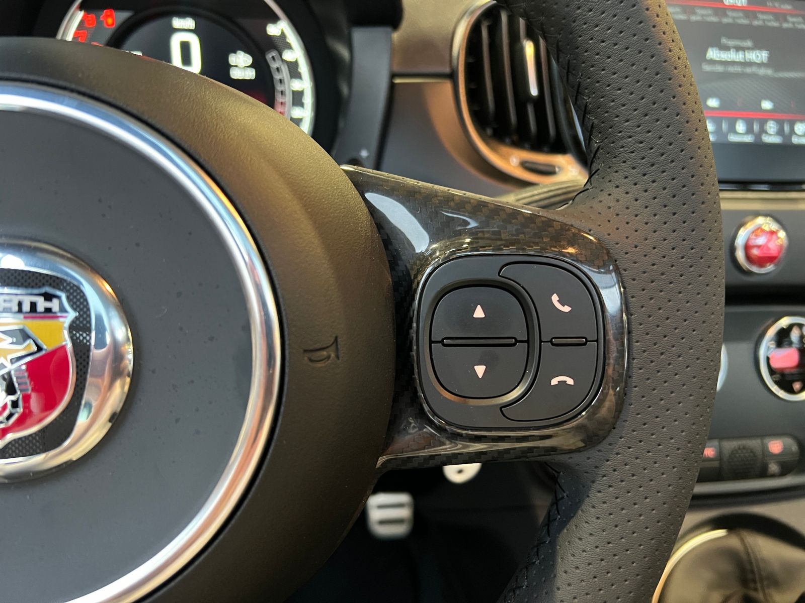 Fahrzeugabbildung Abarth 695C KLIMA LEDER NAV DAB PDC ALU