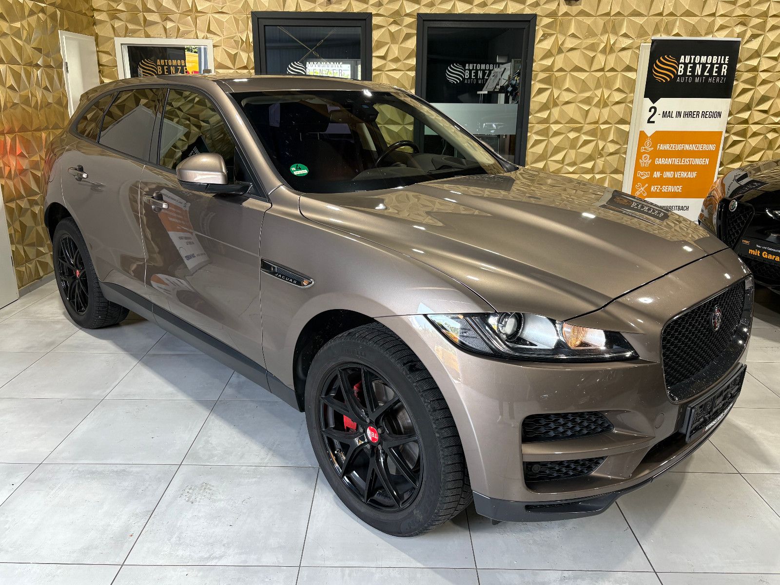 Fahrzeugabbildung Jaguar F-PACE Pure AWD/HEAD-UP/NAVI/PDC/SOUNDSYSTEM