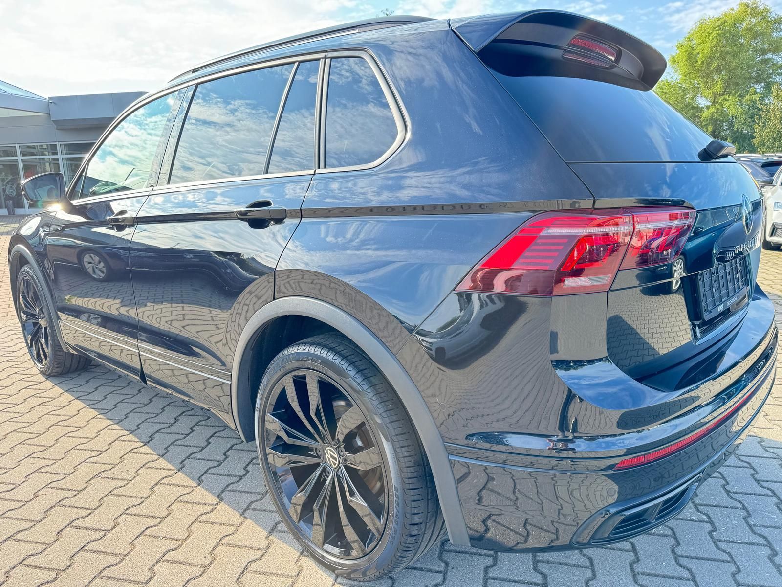 Volkswagen Tiguan 2.0 R-Line 4M Black Leder ACC ParkAss 360 imagem 3
