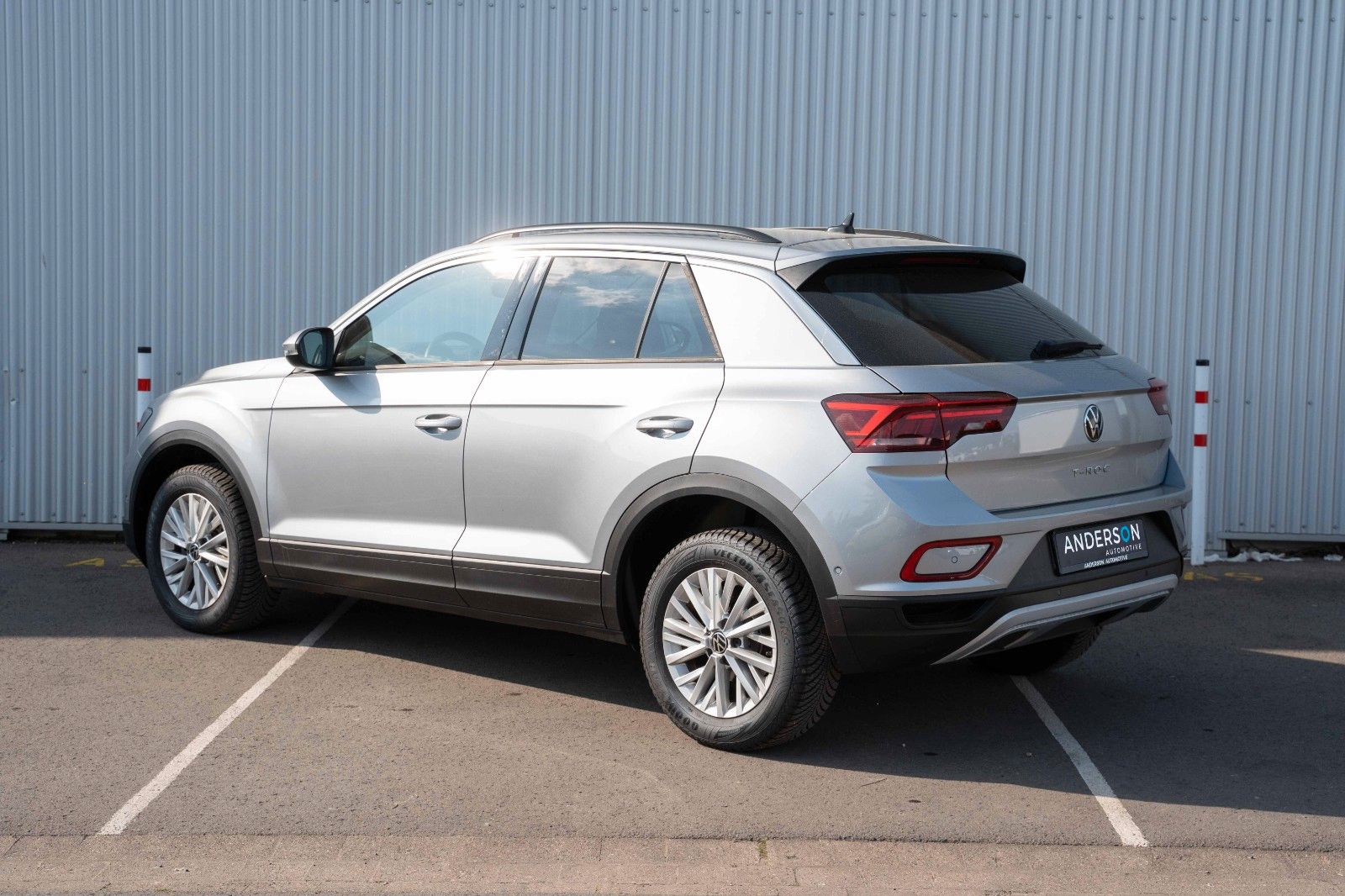 Fahrzeugabbildung Volkswagen T-ROC LIFE 1.5 TSI LED VIRTC LANE KAM DAB+ AHK