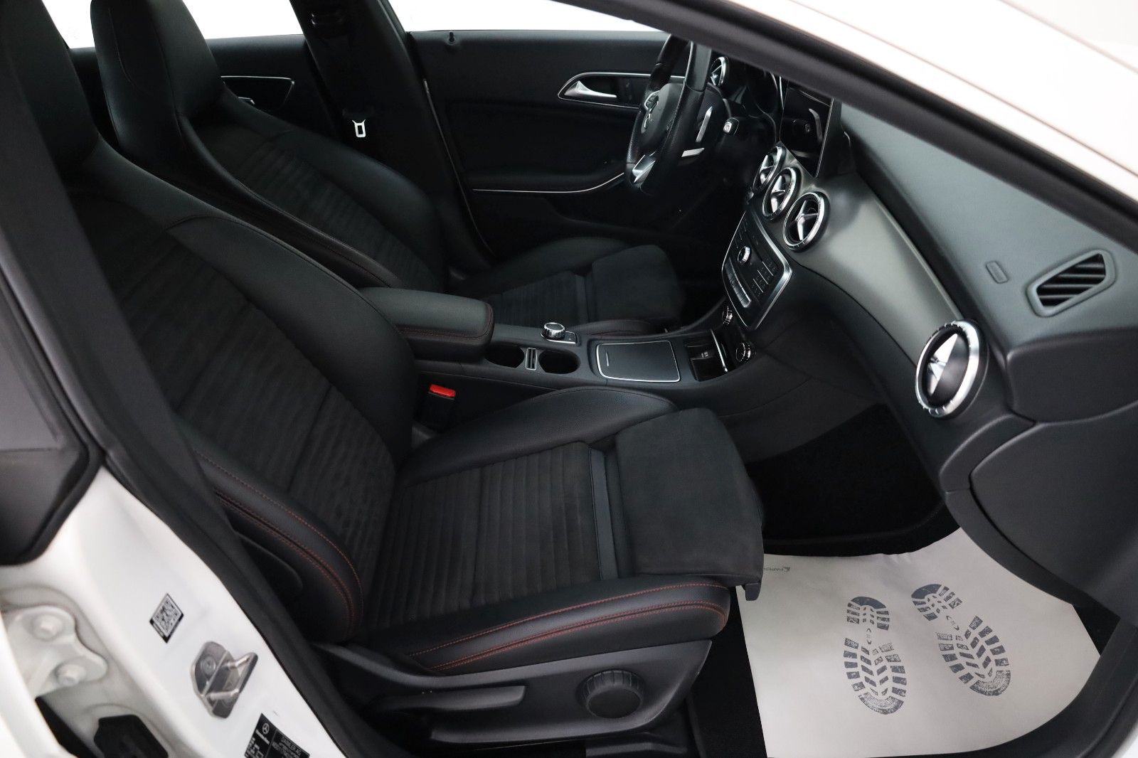 Fahrzeugabbildung Mercedes-Benz CLA 200 SB AMG Line TLeder,Navi,LED,SH,PDC,SR+WR