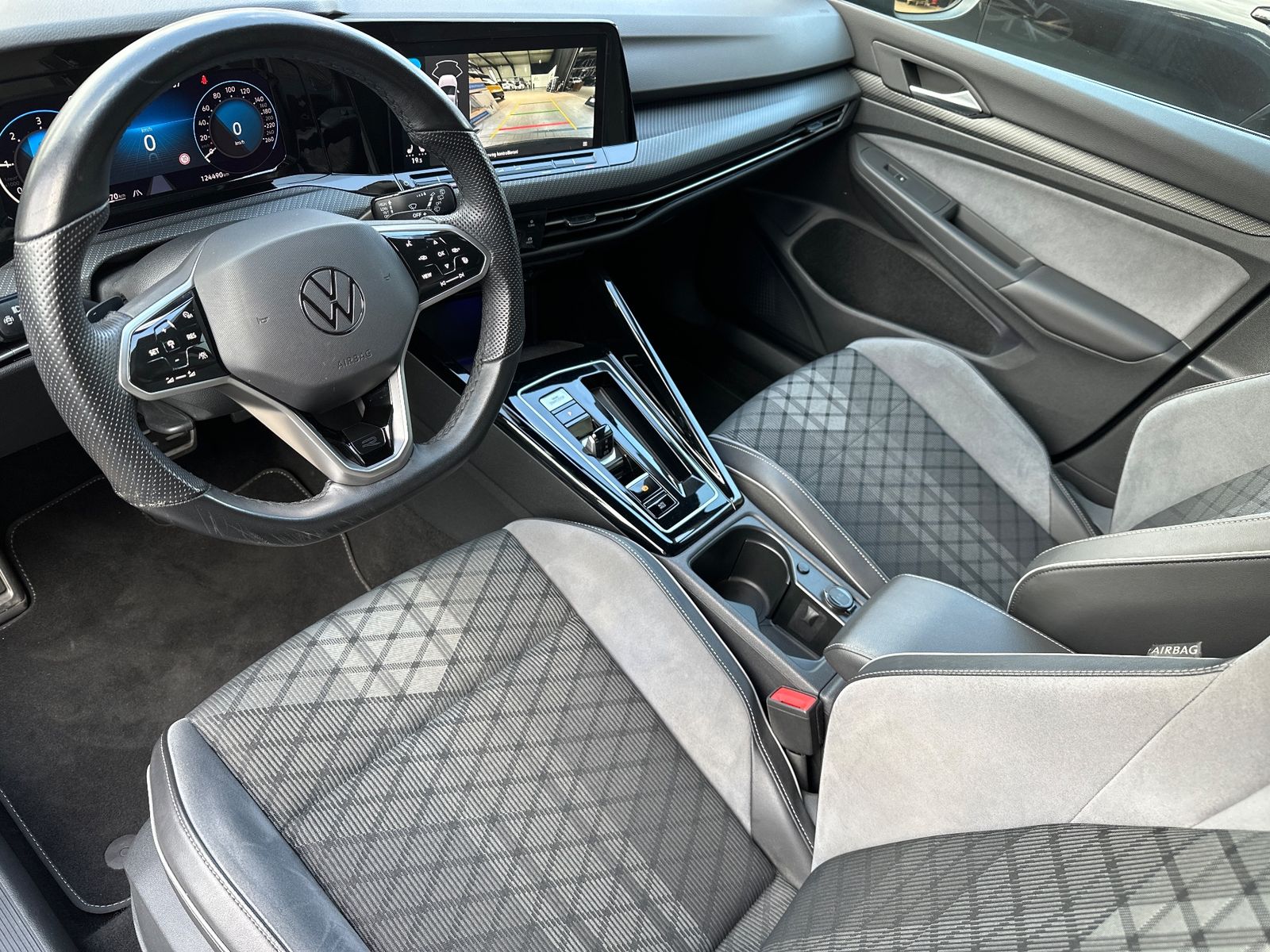 Fahrzeugabbildung Volkswagen Golf Variant R-Line NAV+LED+AHK+KAMERA+ACC+18ZO