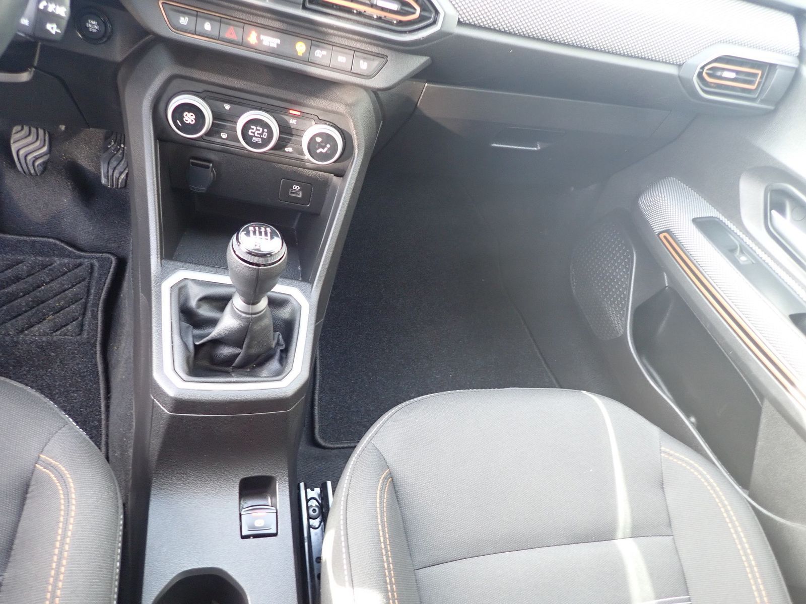 Fahrzeugabbildung Dacia Sandero III Stepway Expression+ TCe 110