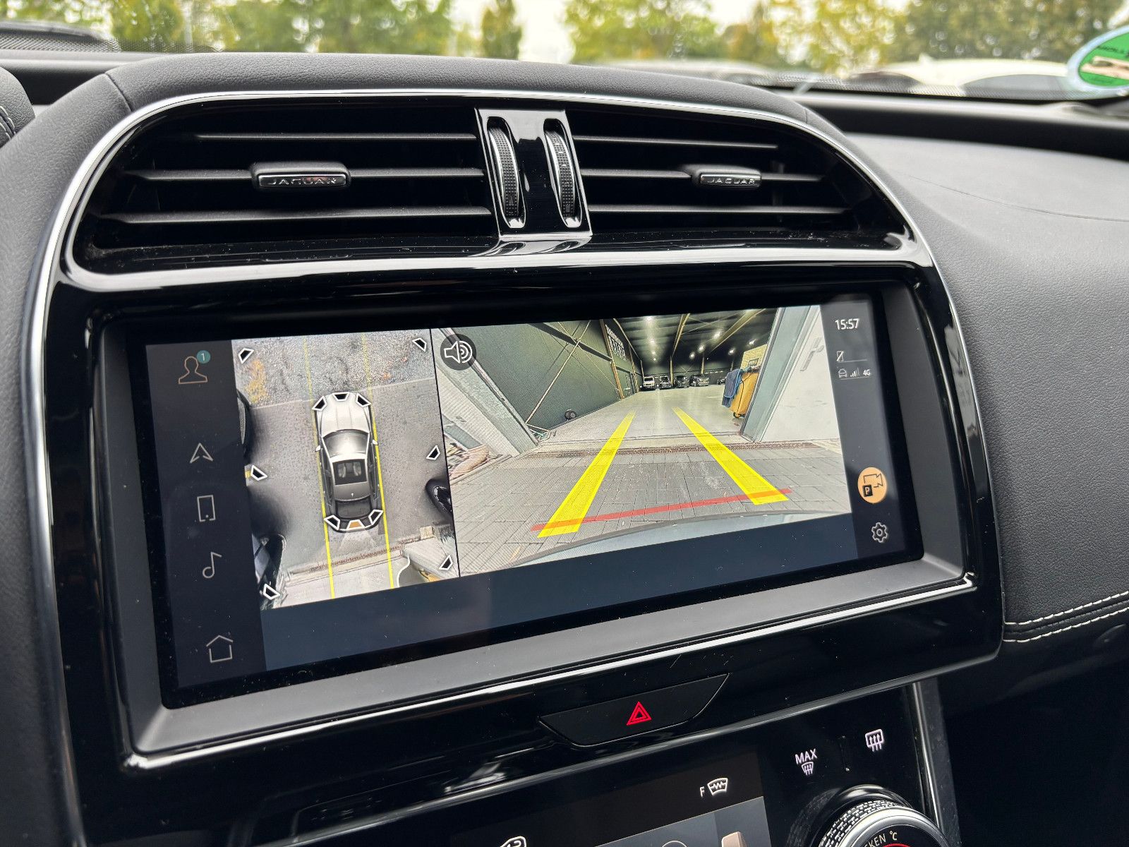 Fahrzeugabbildung Jaguar XE R-Dynamic Black/360''KAM/PANO/EXCLUSIV/MERIDI