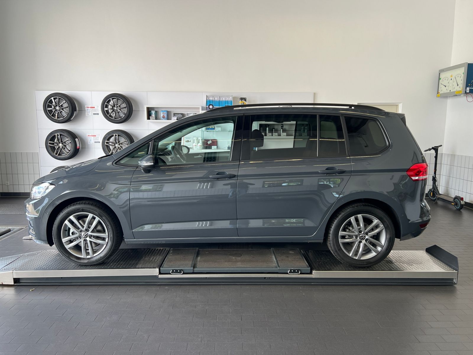 Fahrzeugabbildung Volkswagen Touran Comfortline 1.5 TSI DSG *AHK, LED, 7Sitze