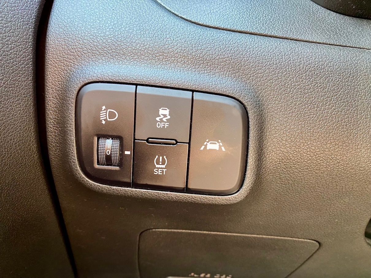 Fahrzeugabbildung Hyundai i10 1.0 Automatik  KLIMA SHZ ALLWETTER ALU PDC