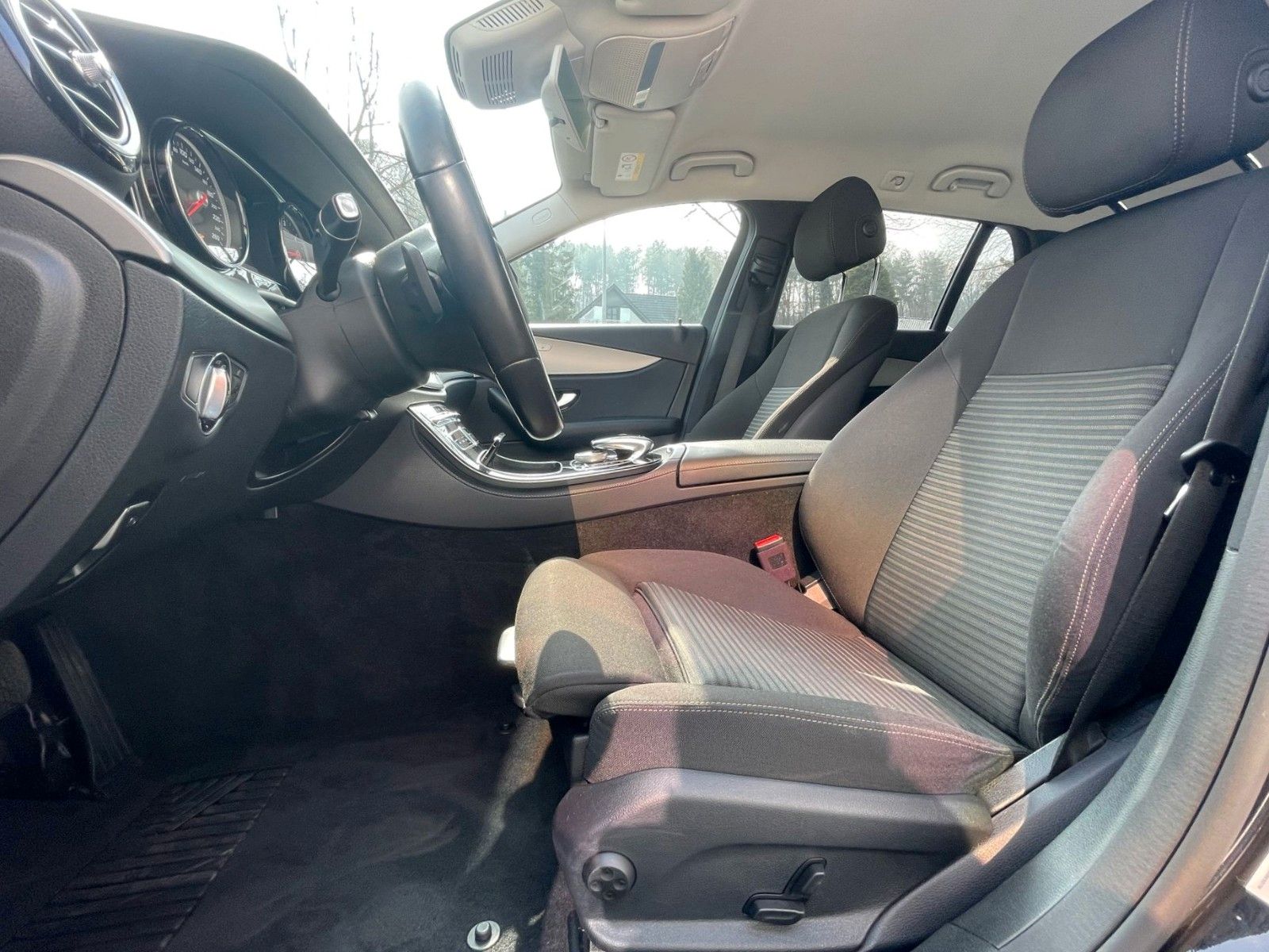 Fahrzeugabbildung Mercedes-Benz E 220T AUT. 4-MATIC NAVI CAM LED AHK 1.Hd