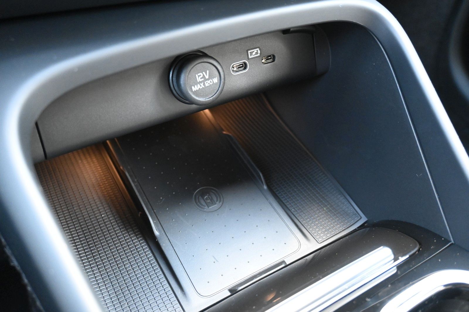 Fahrzeugabbildung Volvo XC40 B3 DKG Plus Dark*Pixel*FSHZG*360°*ACC*AHK