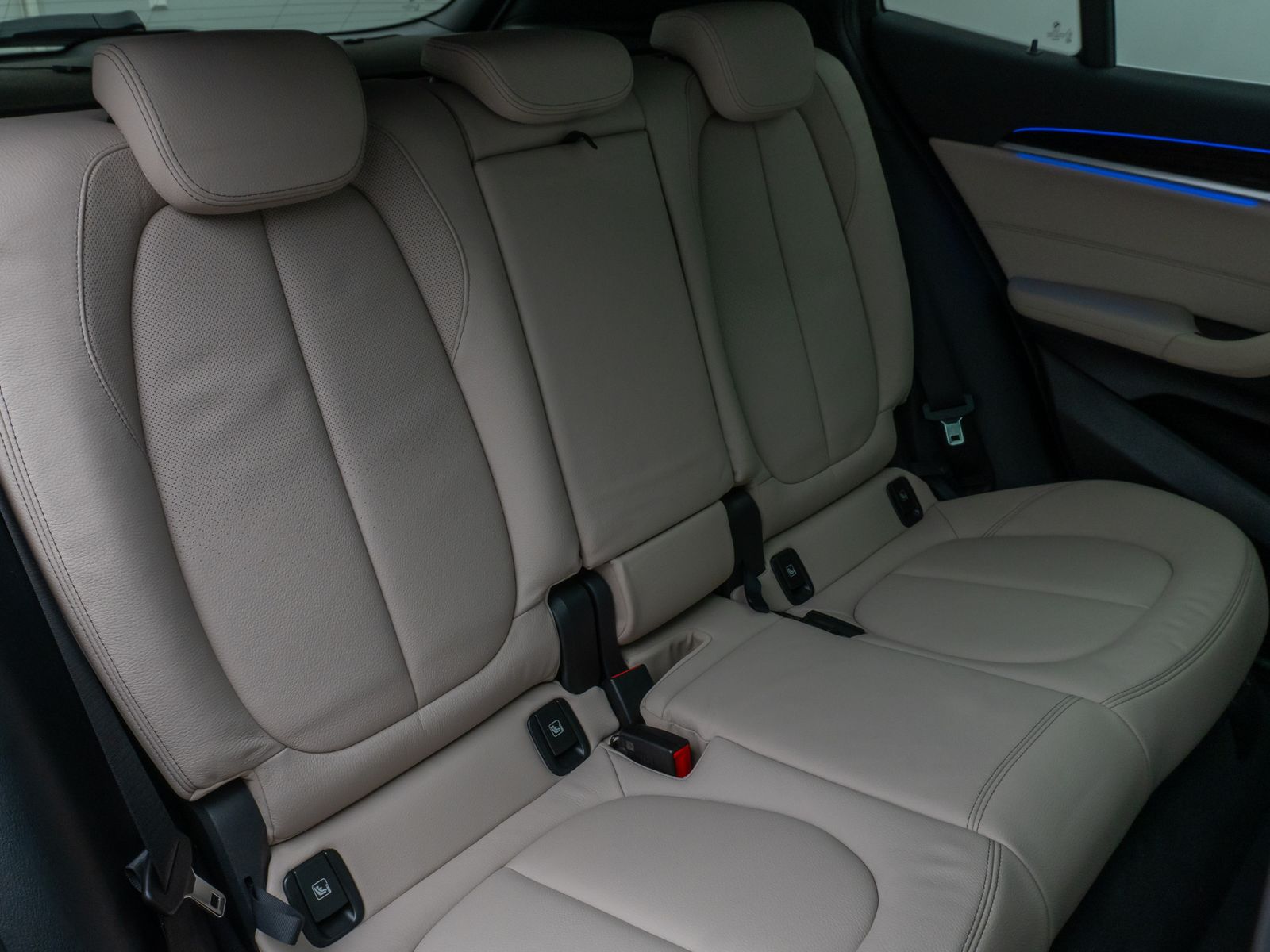Fahrzeugabbildung BMW X2 xD20d M Sport Panorama Kamera HUD DAB Komfort