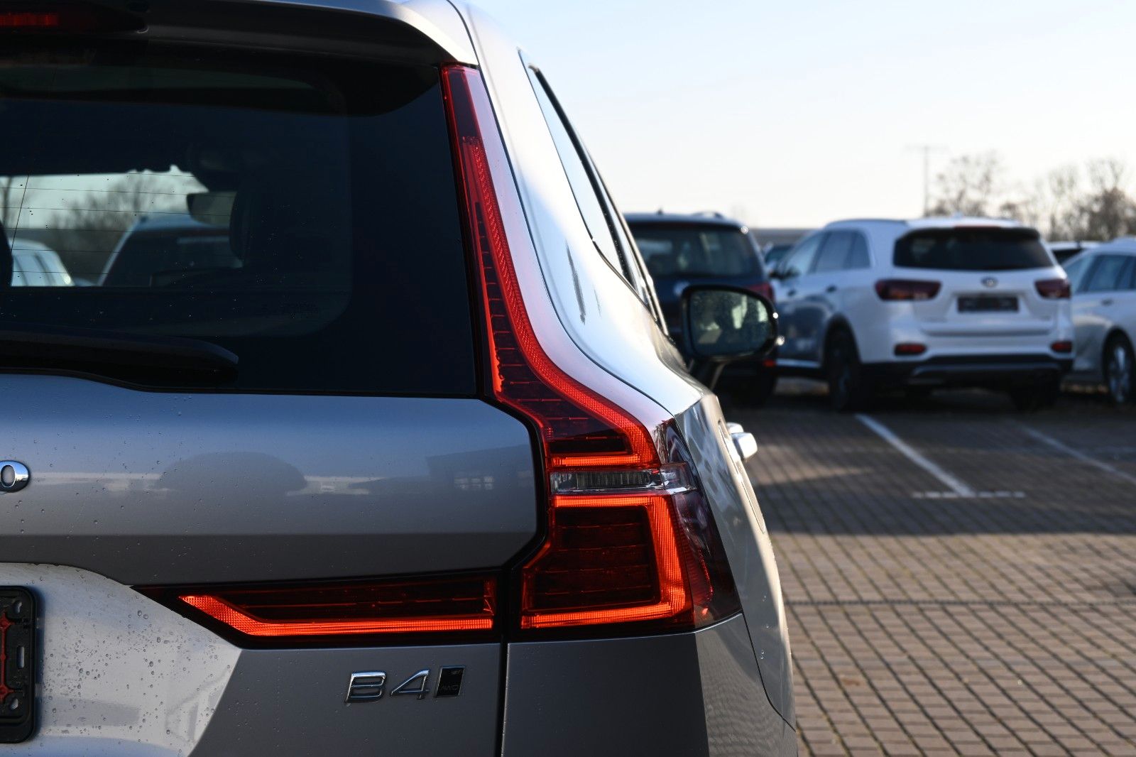 Fahrzeugabbildung Volvo XC60 B4 AWD Plus Dark*LED*PANO*STHZ*H&K*360°*AHK