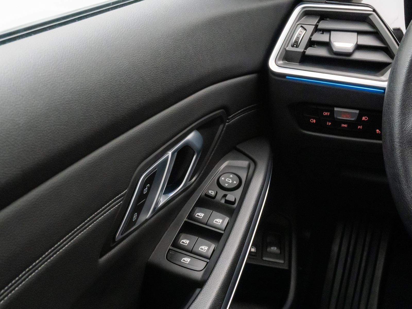 Fahrzeugabbildung BMW 330e xD Alarm DAB Komfort WLAN PDC Sport Leder