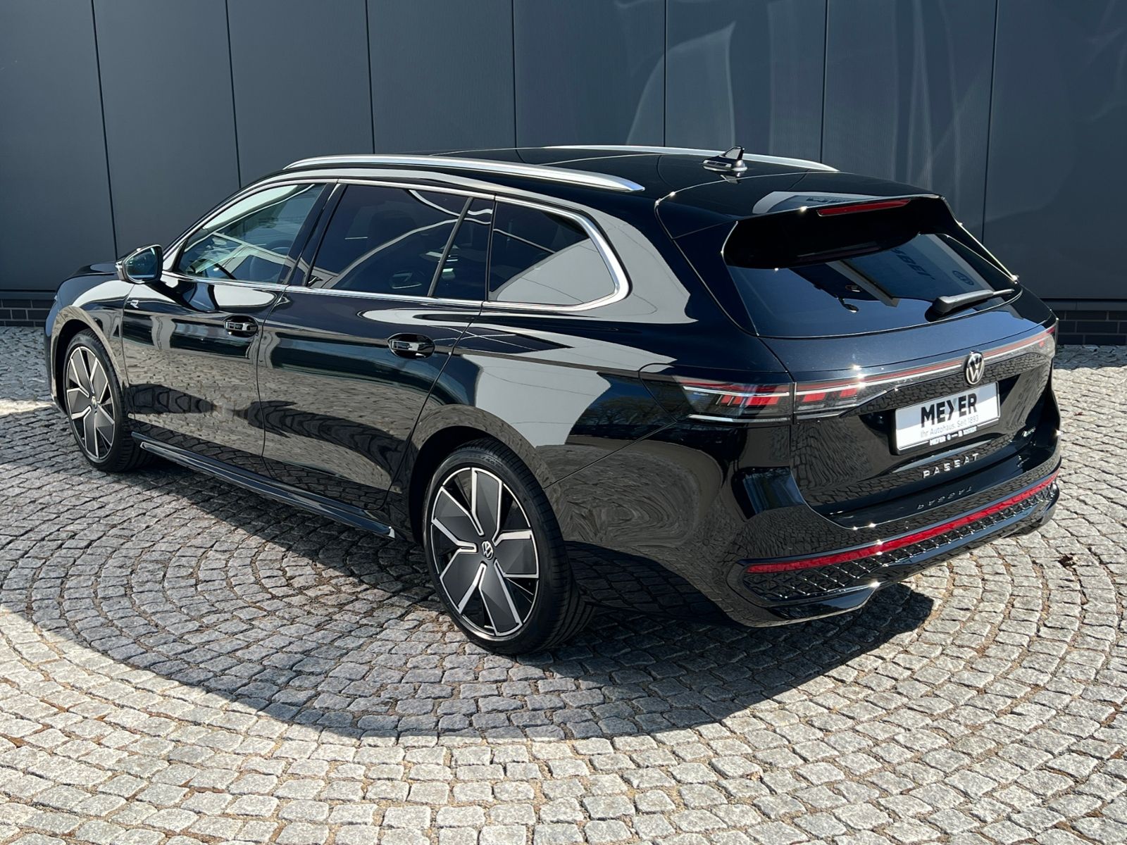 Fahrzeugabbildung Volkswagen Passat Variant R-Line 2.0 TDI DSG 4MOTION *AHK,