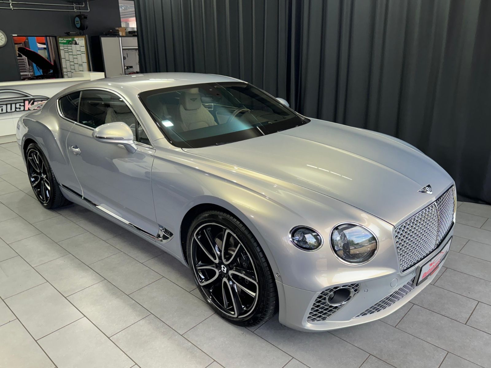 Fahrzeugabbildung Bentley Continental GT 6.0 W12 4WD AKRAPOVIC MASSAGE