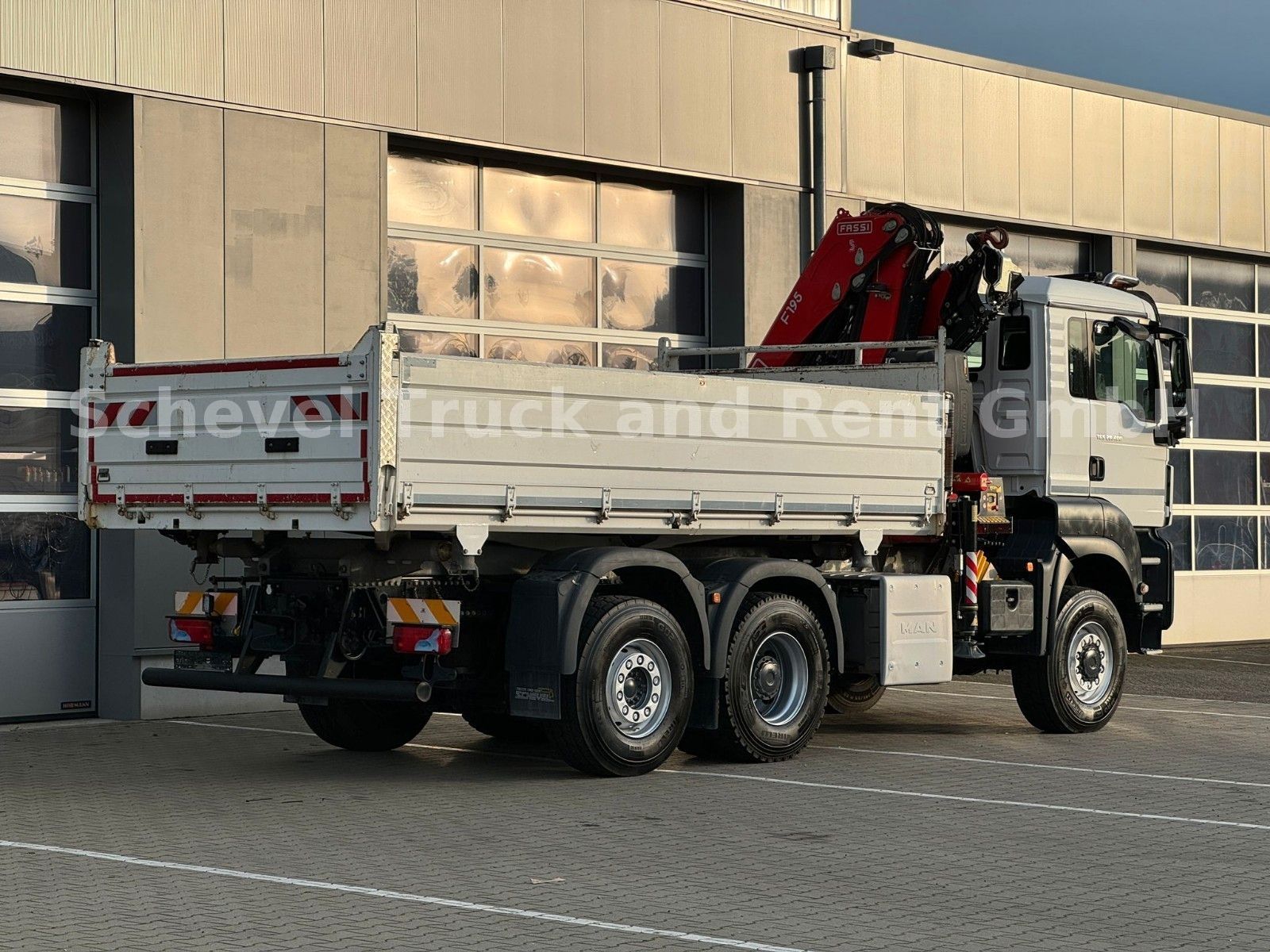 Fahrzeugabbildung MAN TGS 28.400 6x4-4 Dreiseitenkipper FASSI F195