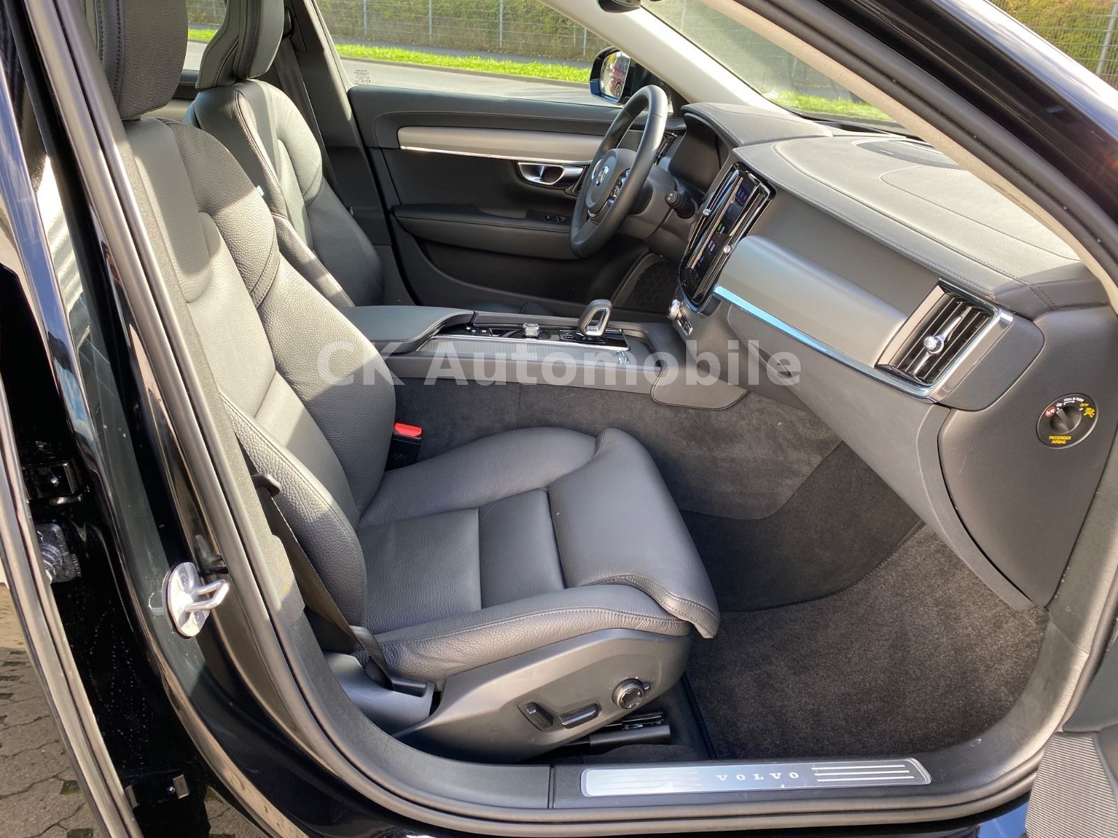 Fahrzeugabbildung Volvo V90 B5 Ultimate Dark AWD/BLIS/Pano/Head-Up/AHK