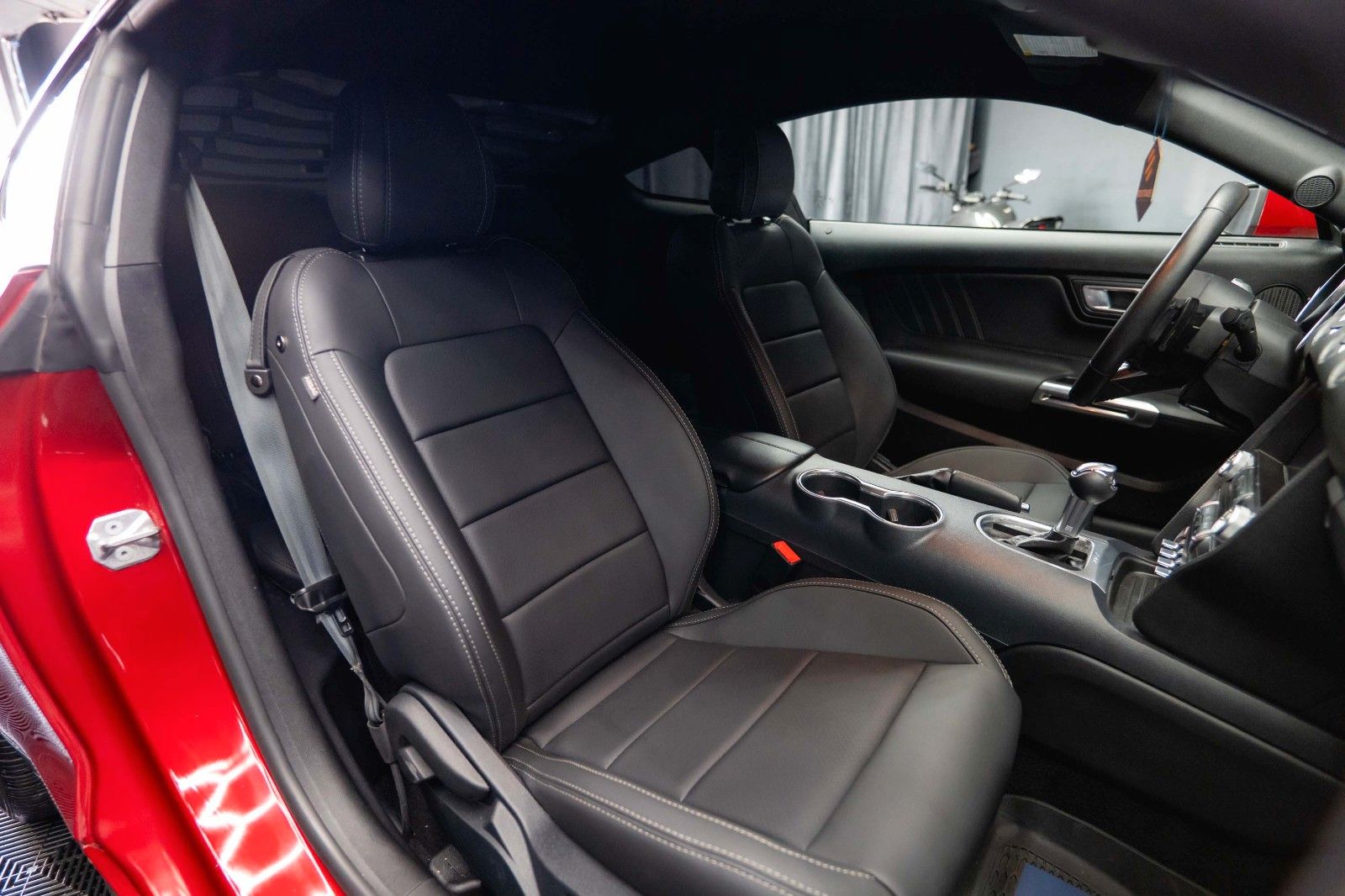 Fahrzeugabbildung Ford Mustang Shelby Coupe GT 350 Package Dark Horse