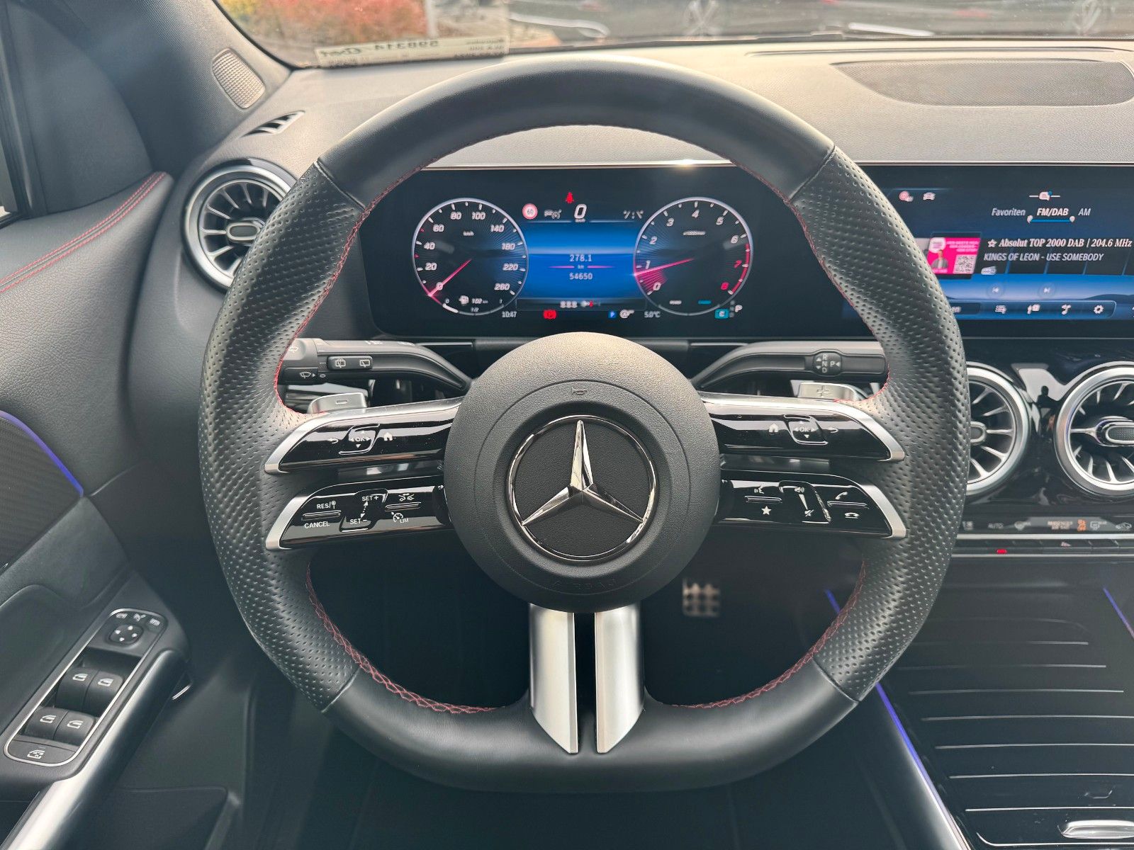 Fahrzeugabbildung Mercedes-Benz GLA 200 AMG+Pano+Distr+Ambiente+Multibeam+