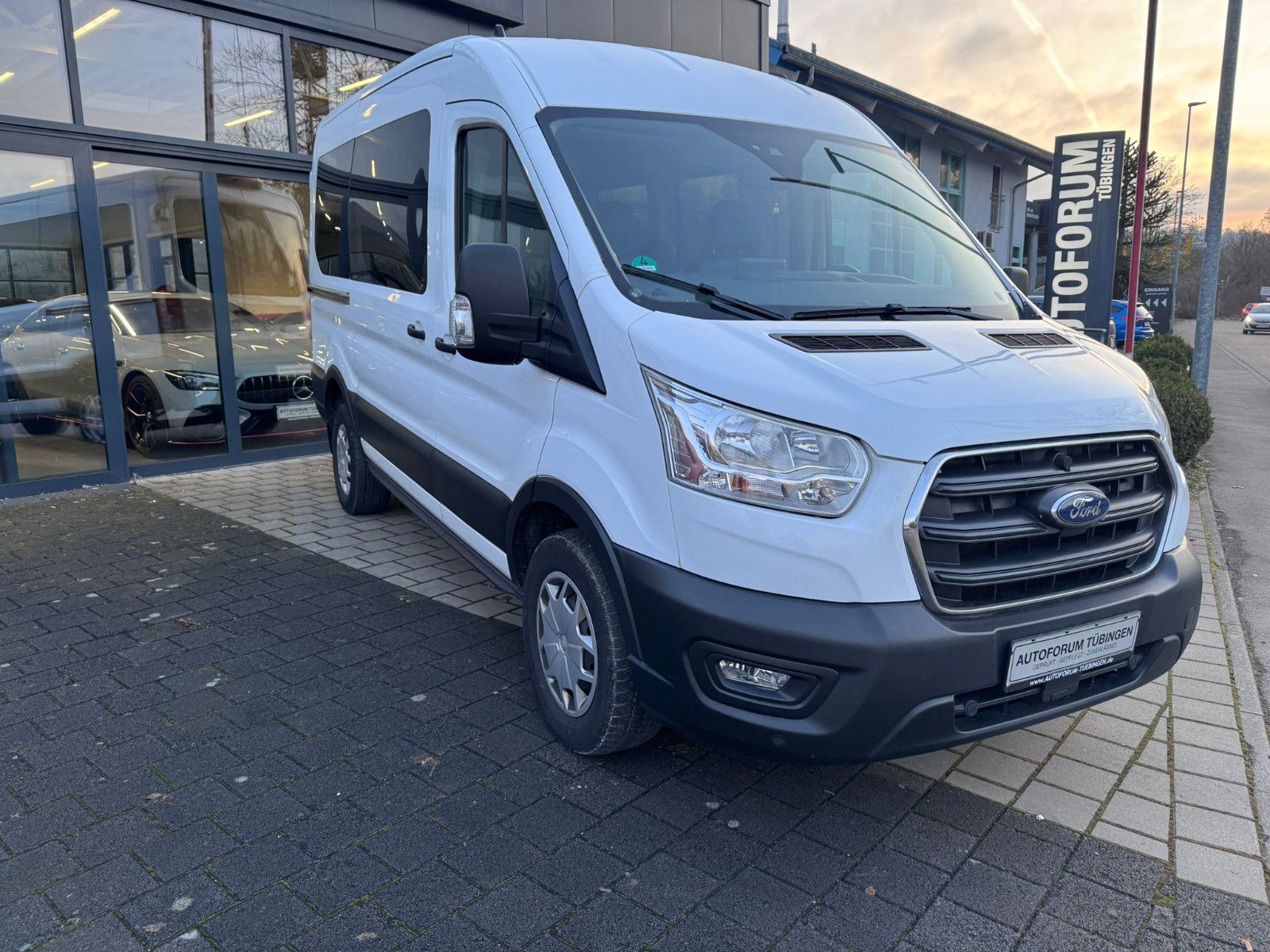 Fahrzeugabbildung Ford TRANSIT 330 L2H2*9-SITZE*LEDER*2xKLIMA*NAVI