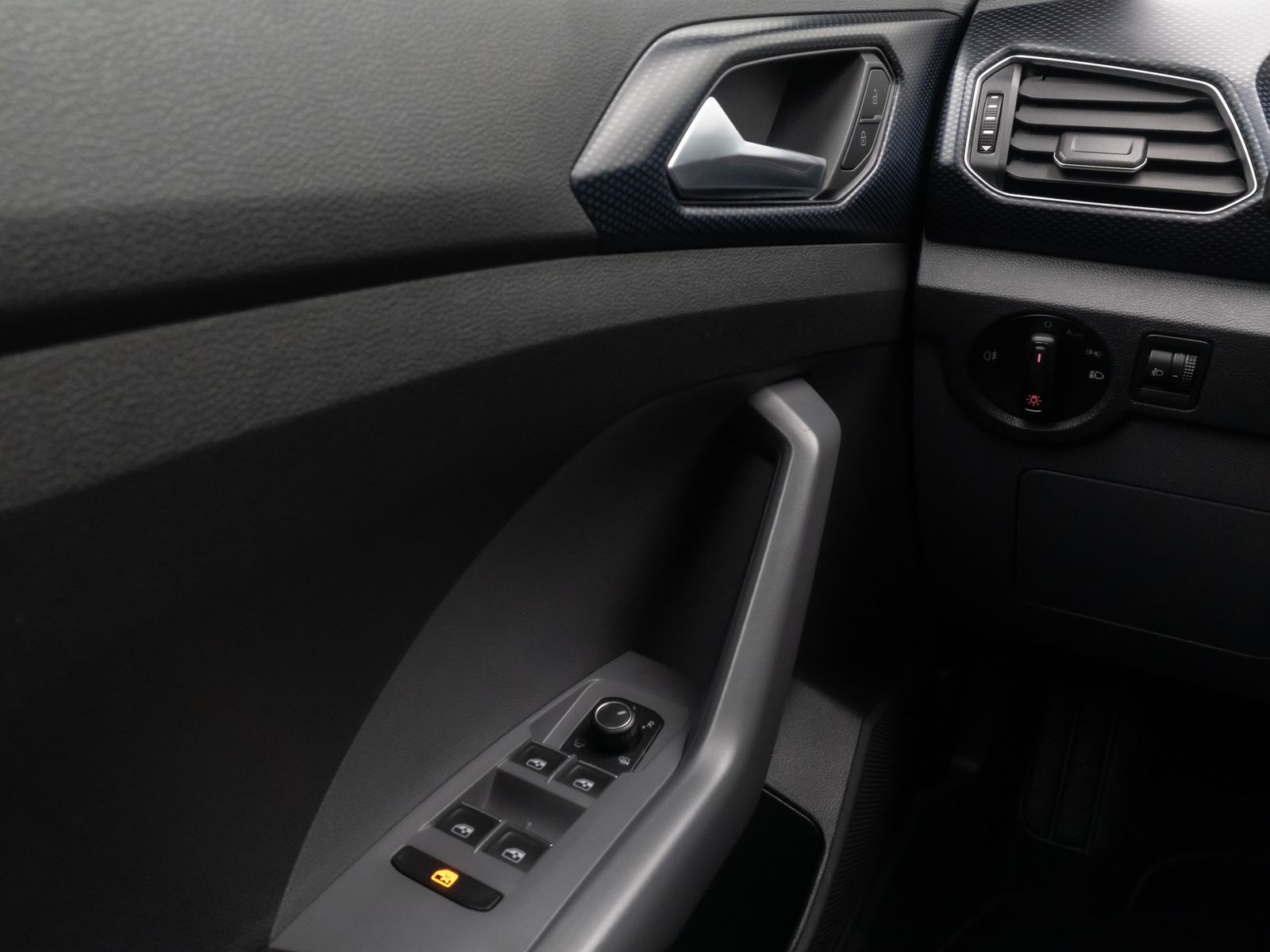 Fahrzeugabbildung Volkswagen T-Cross United ACC FahrAssist DAB Navi ParkAssis