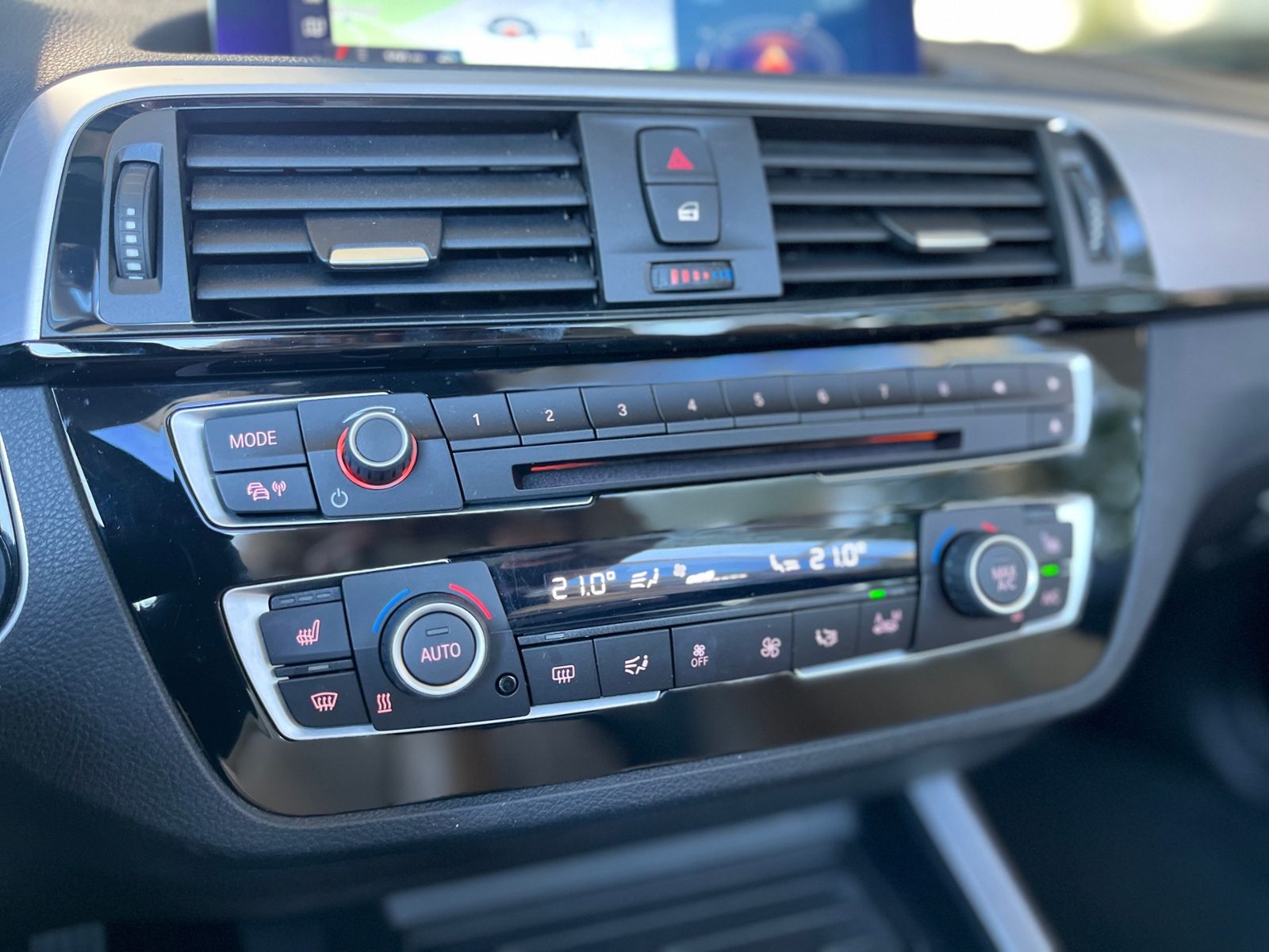 Fahrzeugabbildung BMW 220i Cabrio Sport Line H/K LEDER LED NAV SHZ 18"