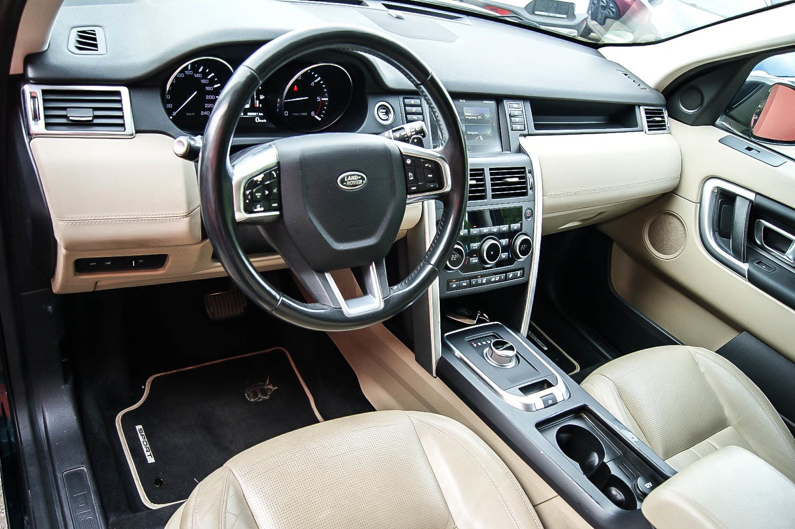 Fahrzeugabbildung Land Rover Discovery Sport 2.0 HSE AUTO LEDER PANORAMA 1.HD